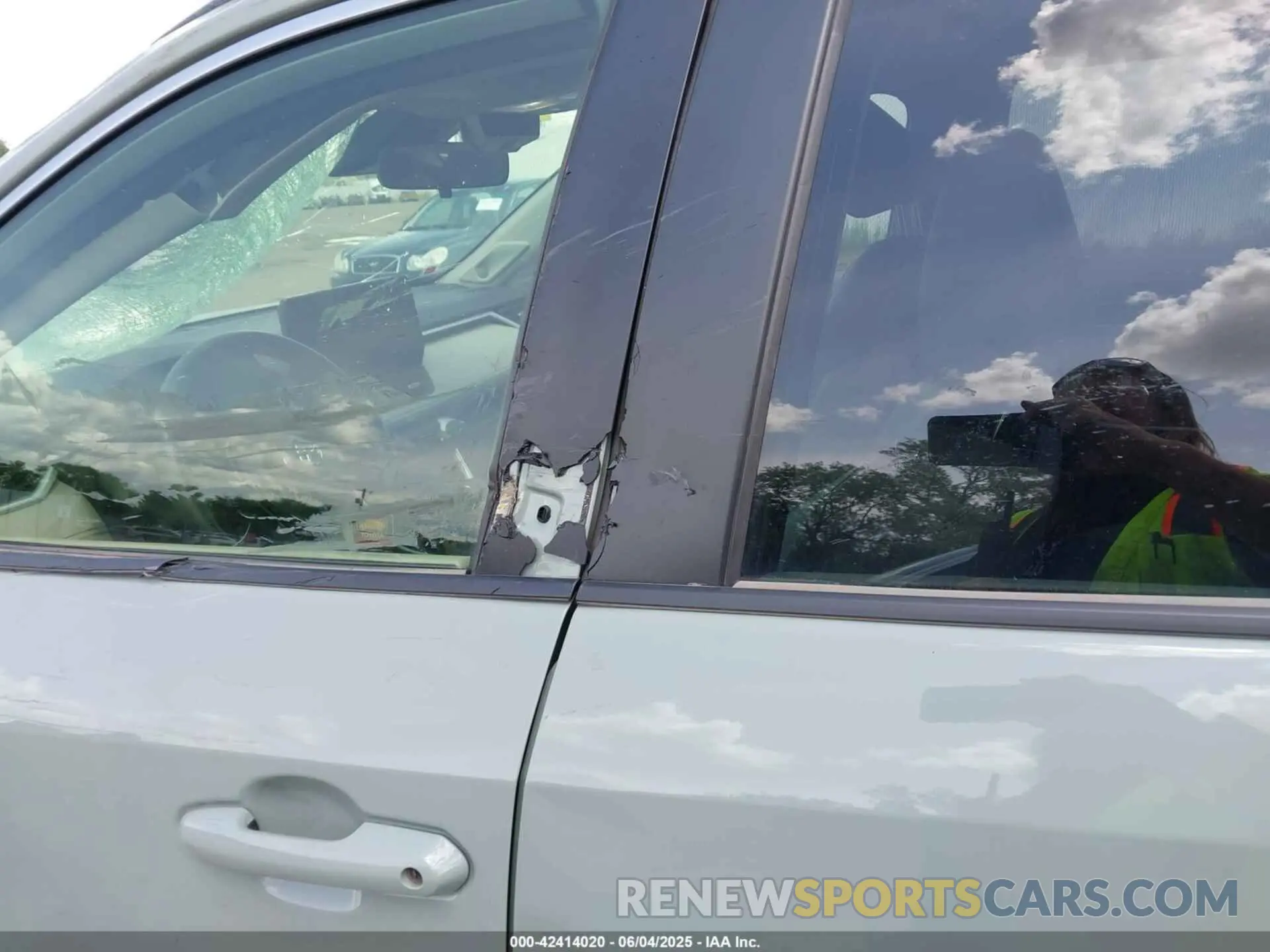 19 Photograph of a damaged car JTMA1RFV8PD097668 TOYOTA RAV4 2023