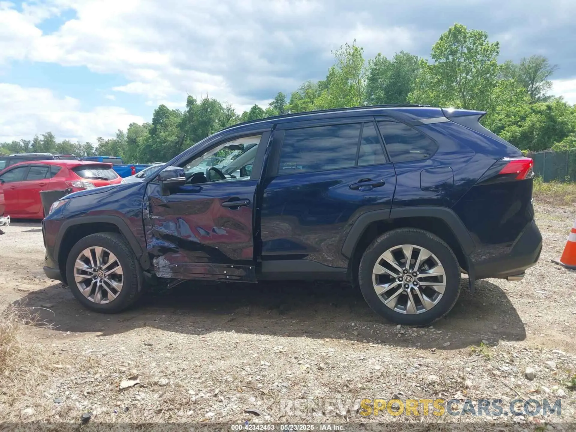 14 Photograph of a damaged car 2T3A1RFV4RW411404 TOYOTA RAV4 2024