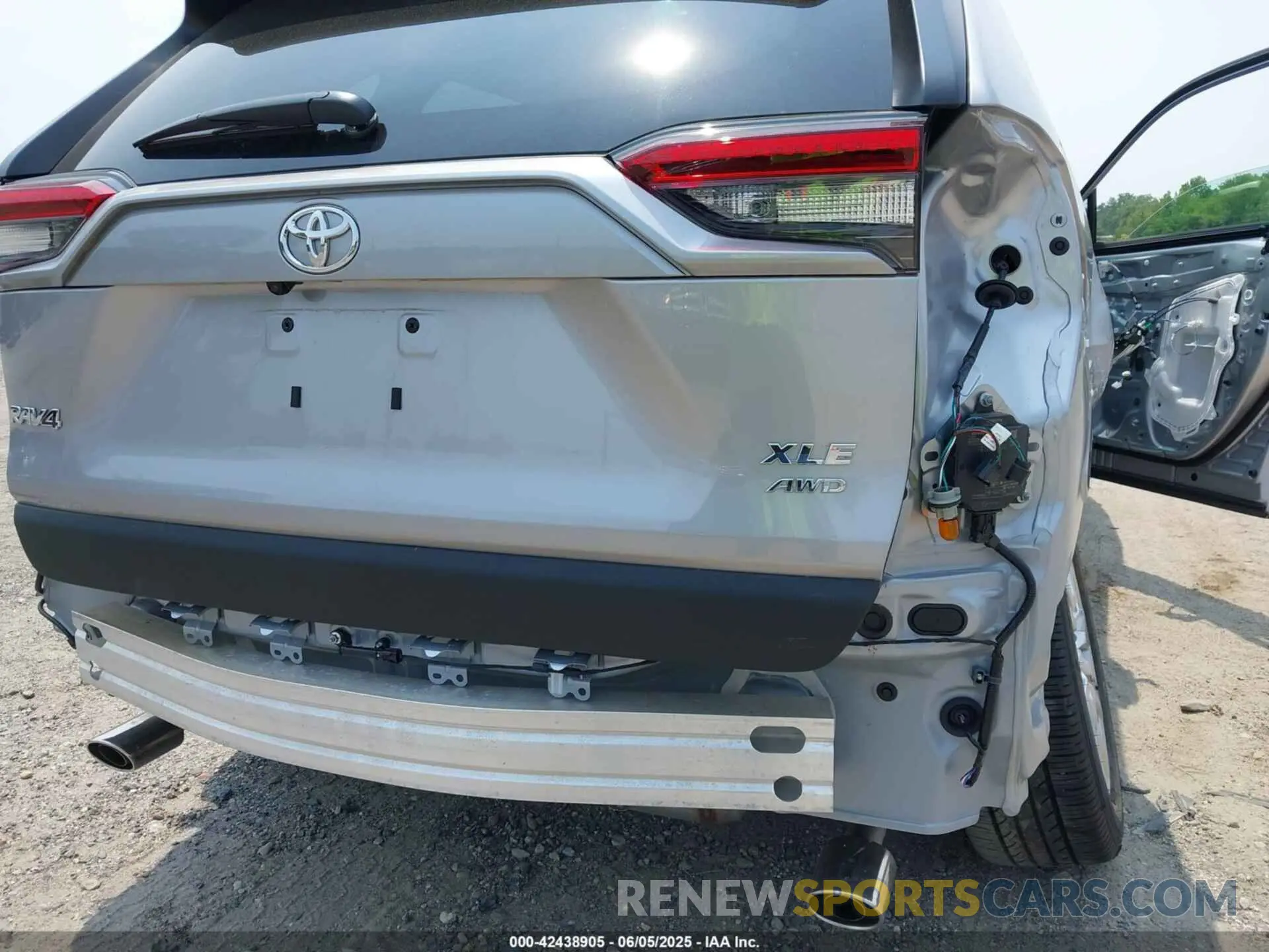 19 Photograph of a damaged car 2T3A1RFV6RC462114 TOYOTA RAV4 2024