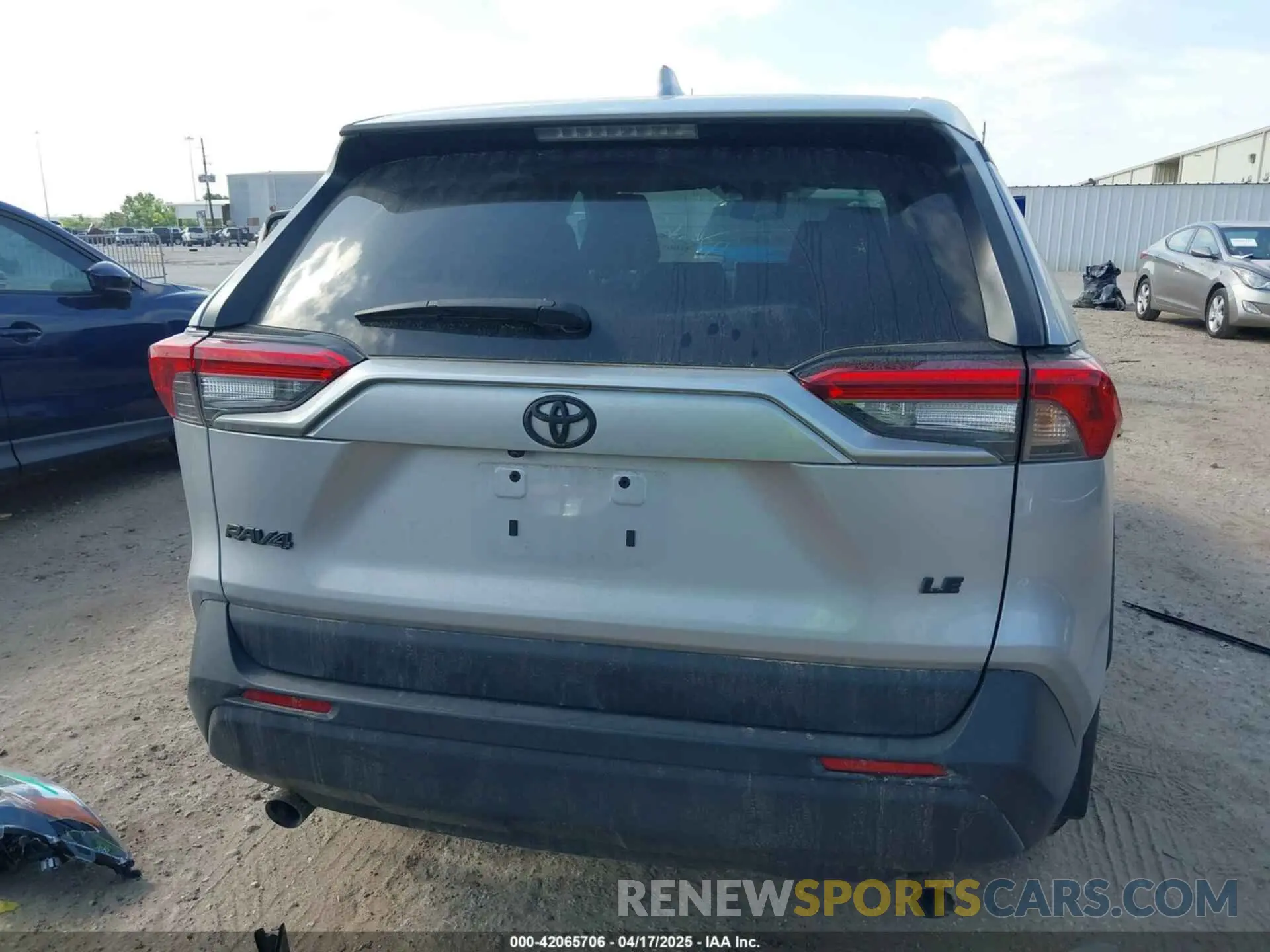 17 Photograph of a damaged car 2T3H1RFV3RC275685 TOYOTA RAV4 2024
