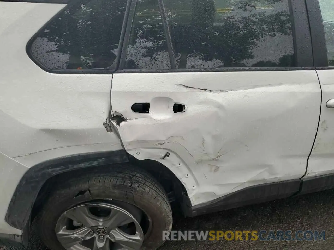 10 Photograph of a damaged car 2T3W1RFV0RW338876 TOYOTA RAV4 2024