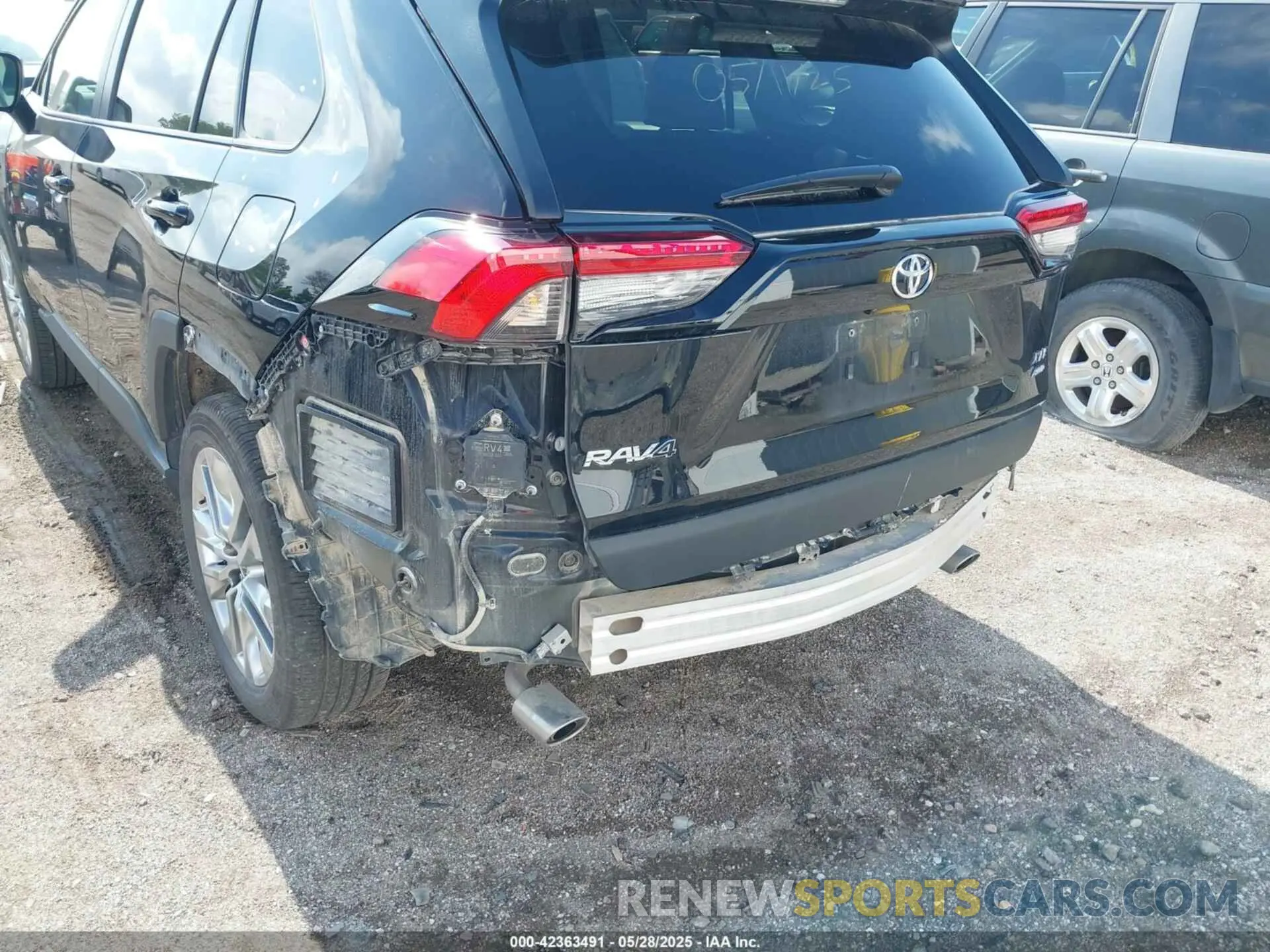 18 Photograph of a damaged car 2T3A1RFV1SW517279 TOYOTA RAV4 2025