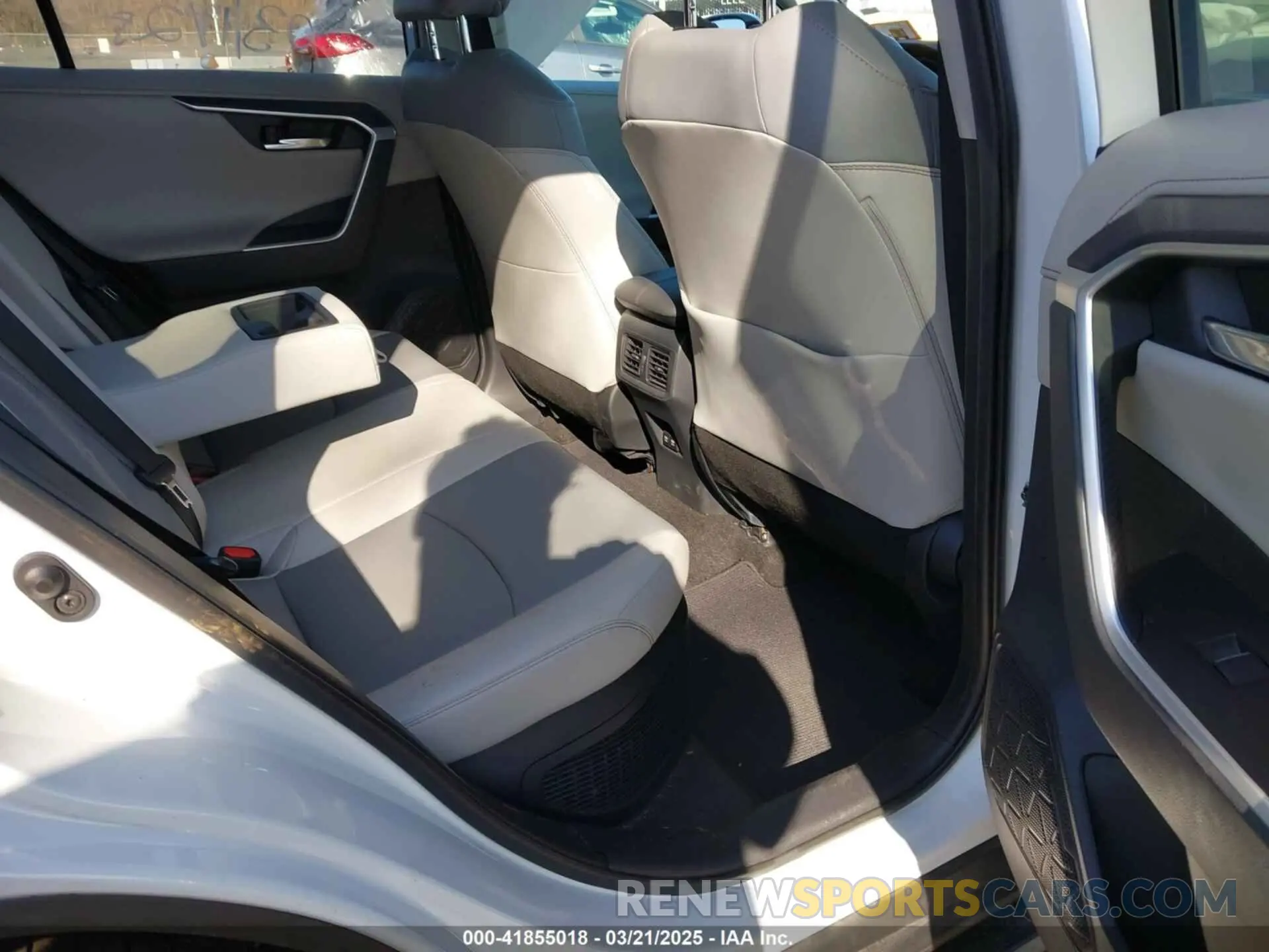 8 Photograph of a damaged car 2T3DWRFV2KW024113 TOYOTA RAV4 HYBRID 2019