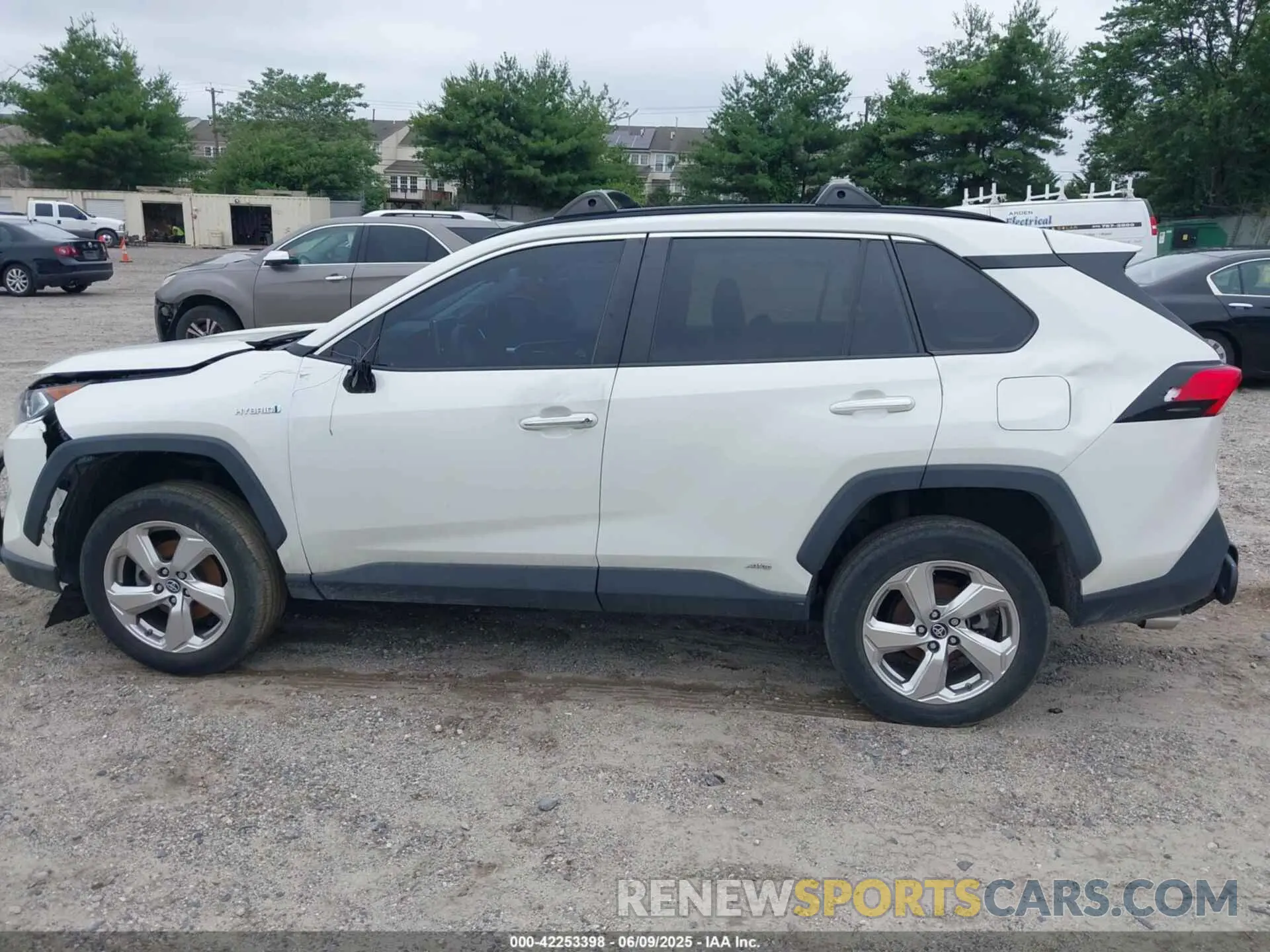 13 Photograph of a damaged car 2T3DWRFV8KW009793 TOYOTA RAV4 HYBRID 2019