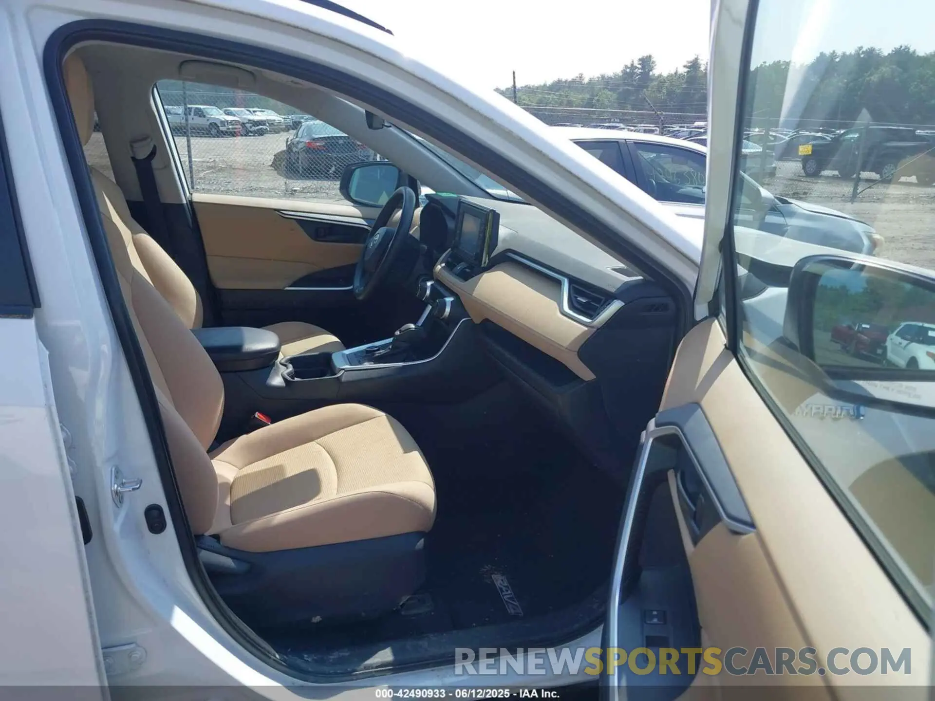 5 Photograph of a damaged car 2T3LWRFV0KW024848 TOYOTA RAV4 HYBRID 2019