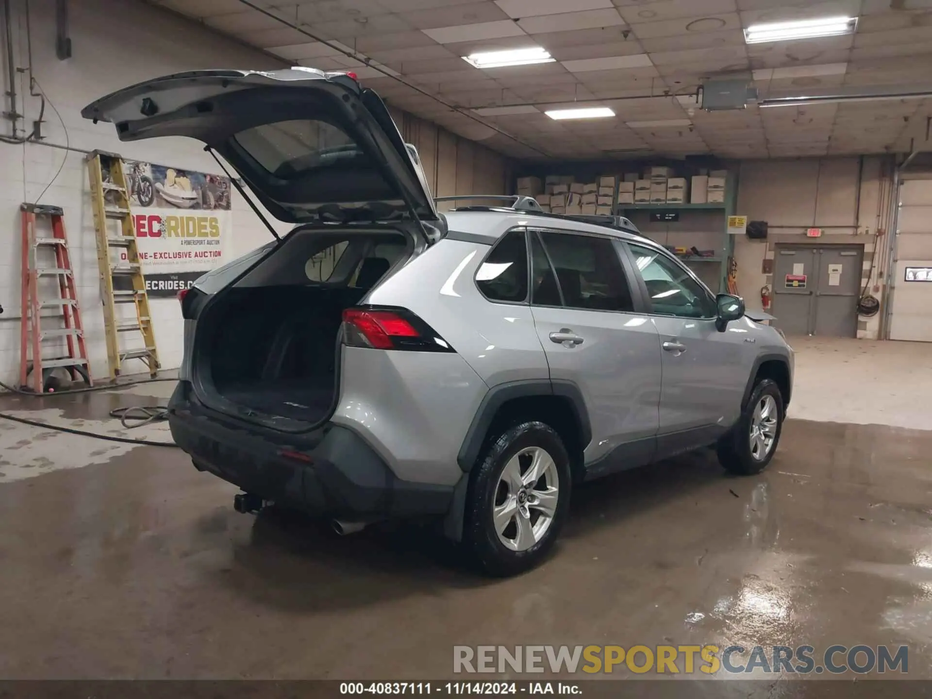 4 Photograph of a damaged car 2T3LWRFV9KW023763 TOYOTA RAV4 HYBRID 2019