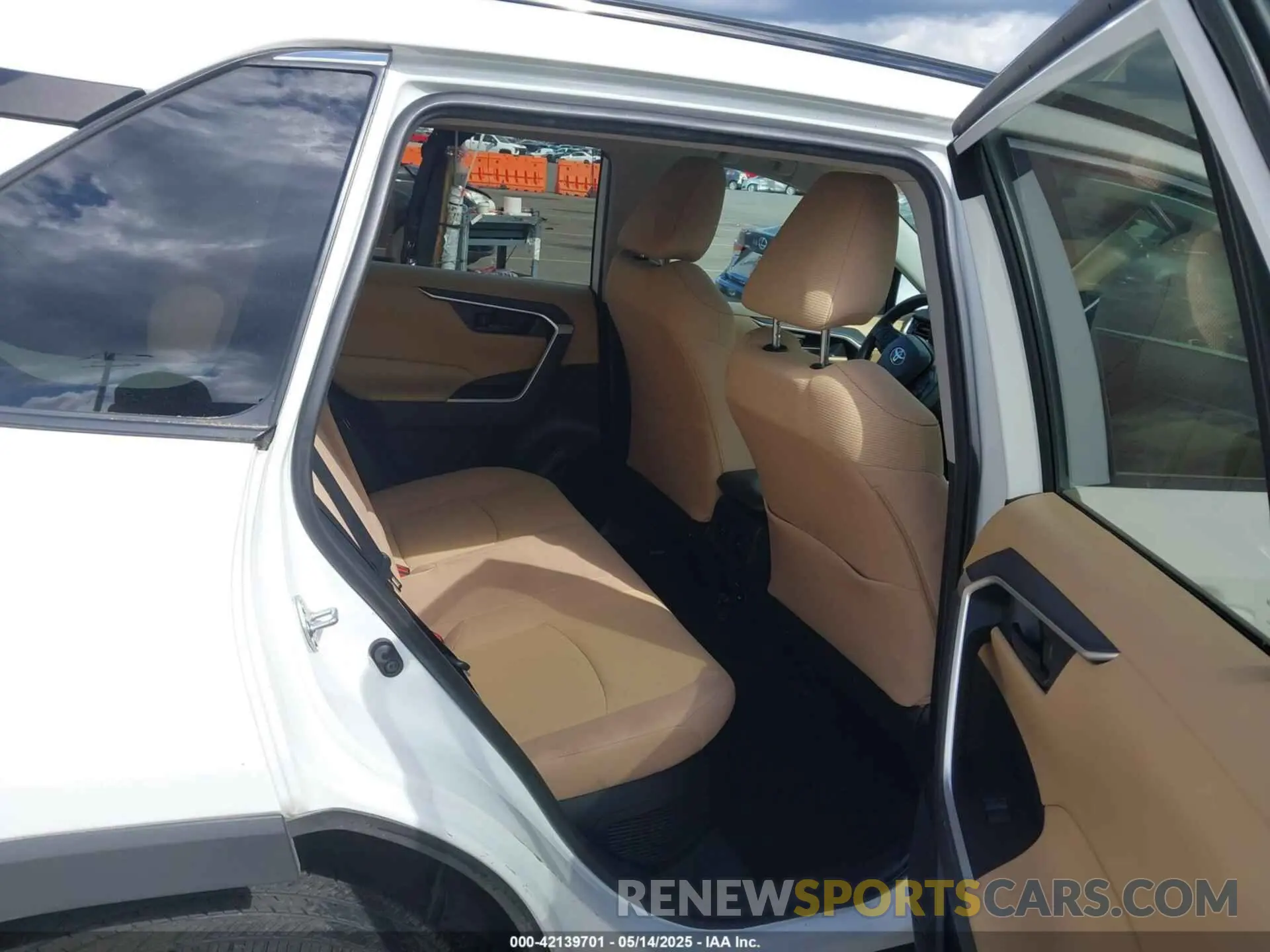 8 Photograph of a damaged car 2T3MWRFV5KW031654 TOYOTA RAV4 HYBRID 2019