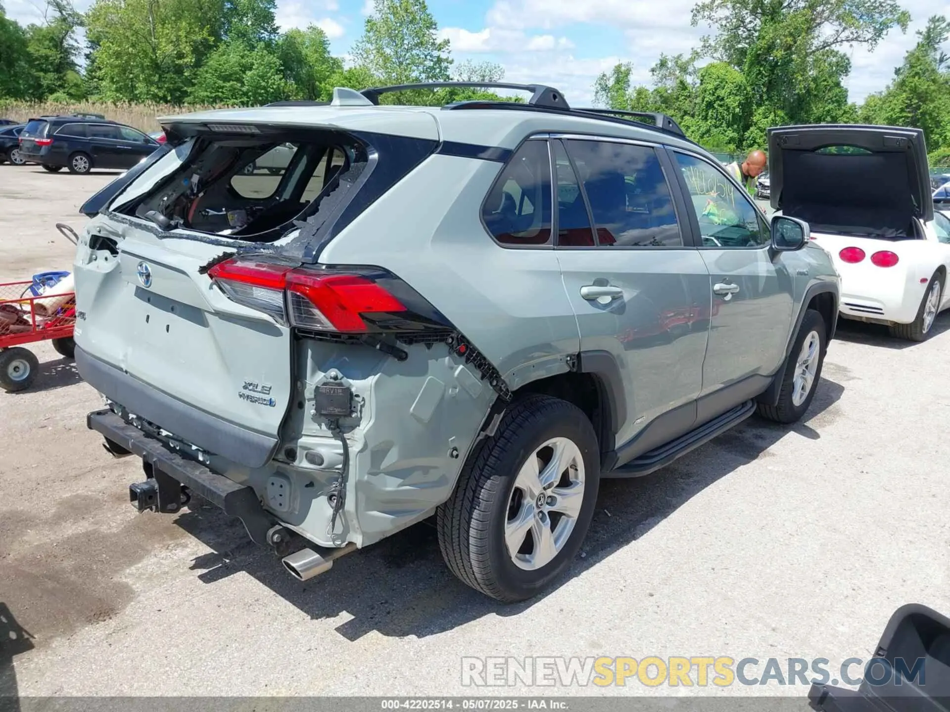 4 Photograph of a damaged car 2T3RWRFV1KW030037 TOYOTA RAV4 HYBRID 2019