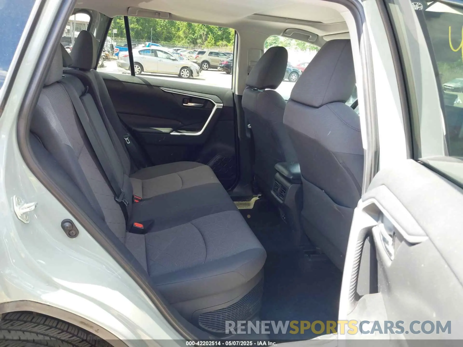 8 Photograph of a damaged car 2T3RWRFV1KW030037 TOYOTA RAV4 HYBRID 2019