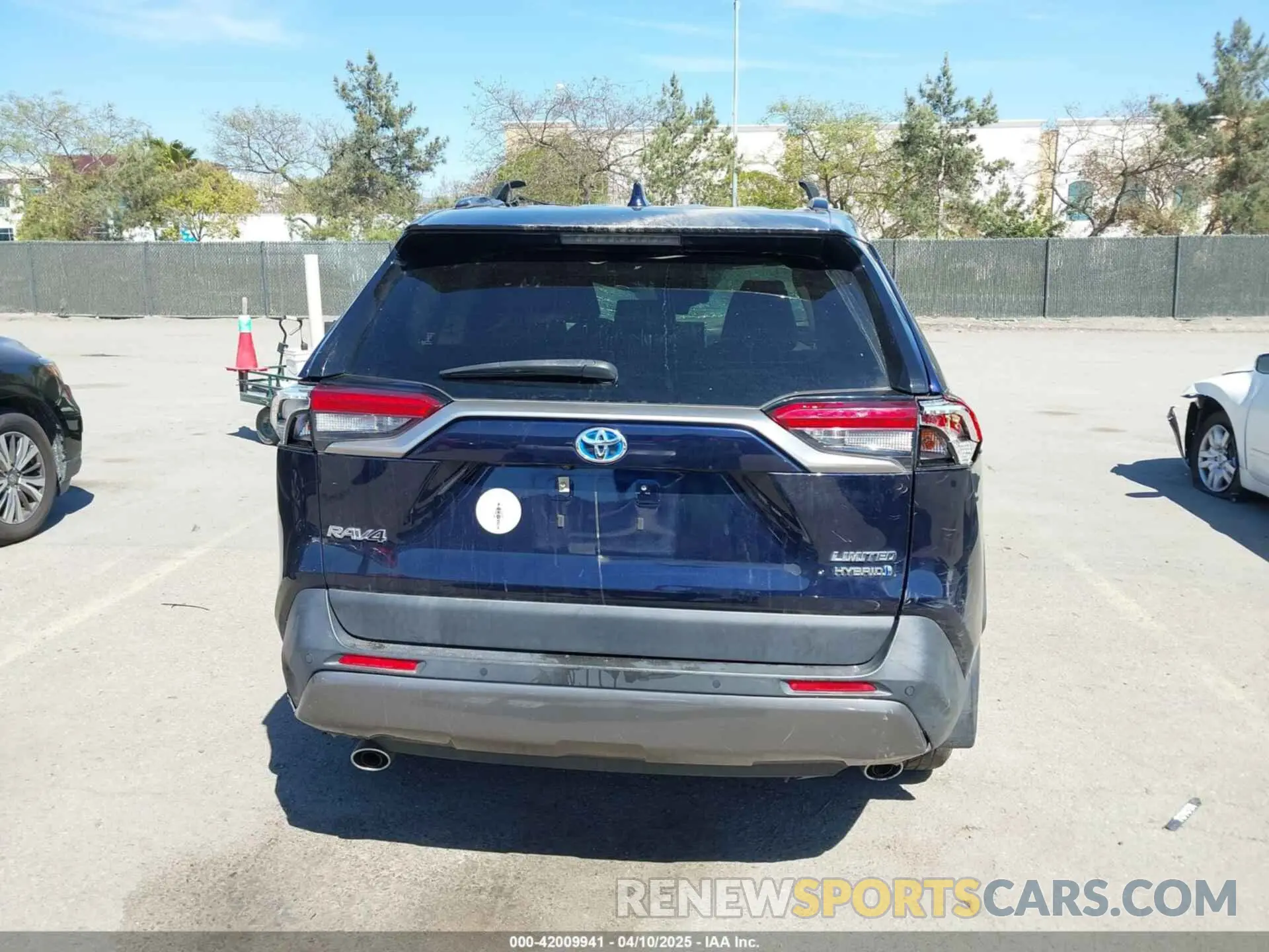 17 Photograph of a damaged car JTMDWRFV1KD014038 TOYOTA RAV4 HYBRID 2019