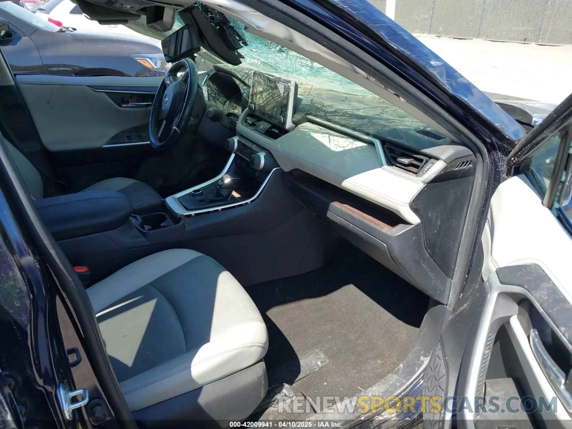 5 Photograph of a damaged car JTMDWRFV1KD014038 TOYOTA RAV4 HYBRID 2019