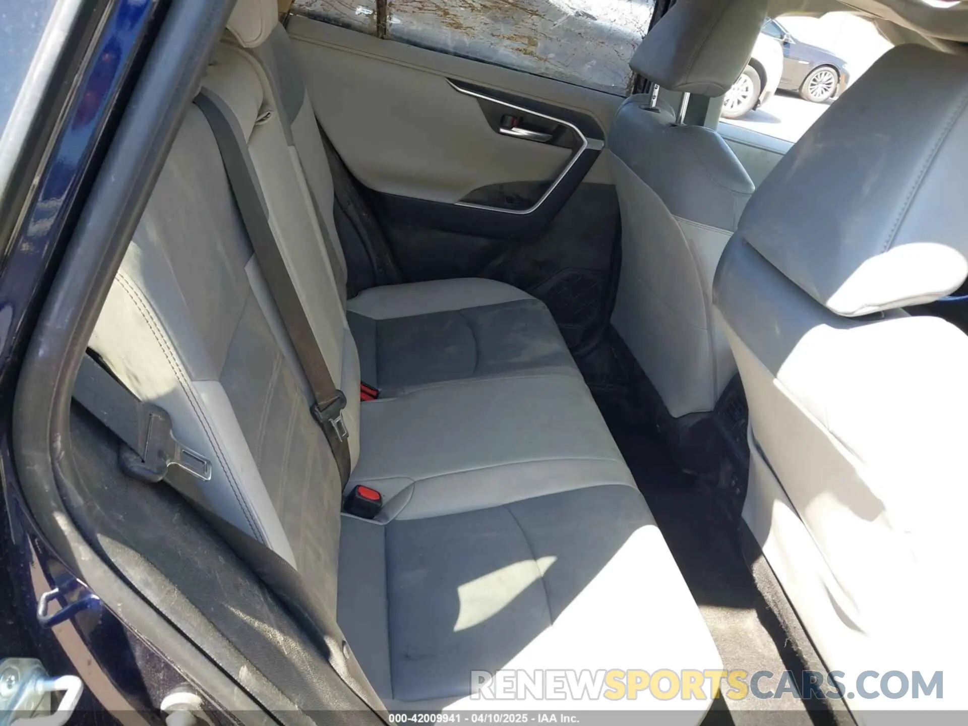 8 Photograph of a damaged car JTMDWRFV1KD014038 TOYOTA RAV4 HYBRID 2019