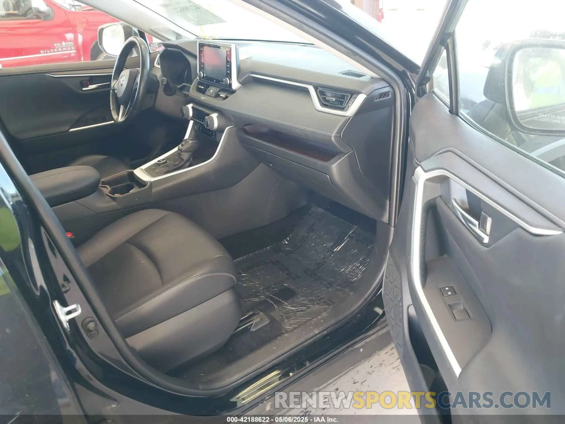 5 Photograph of a damaged car JTMDWRFV6KD510341 TOYOTA RAV4 HYBRID 2019