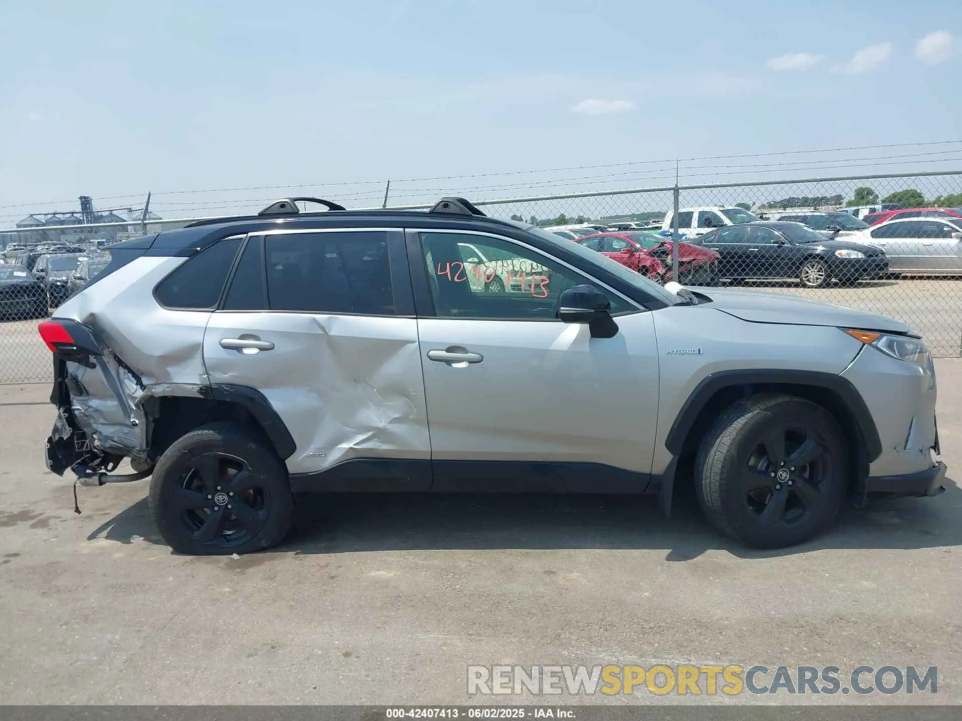 13 Photograph of a damaged car JTMEWRFV8KJ016570 TOYOTA RAV4 HYBRID 2019