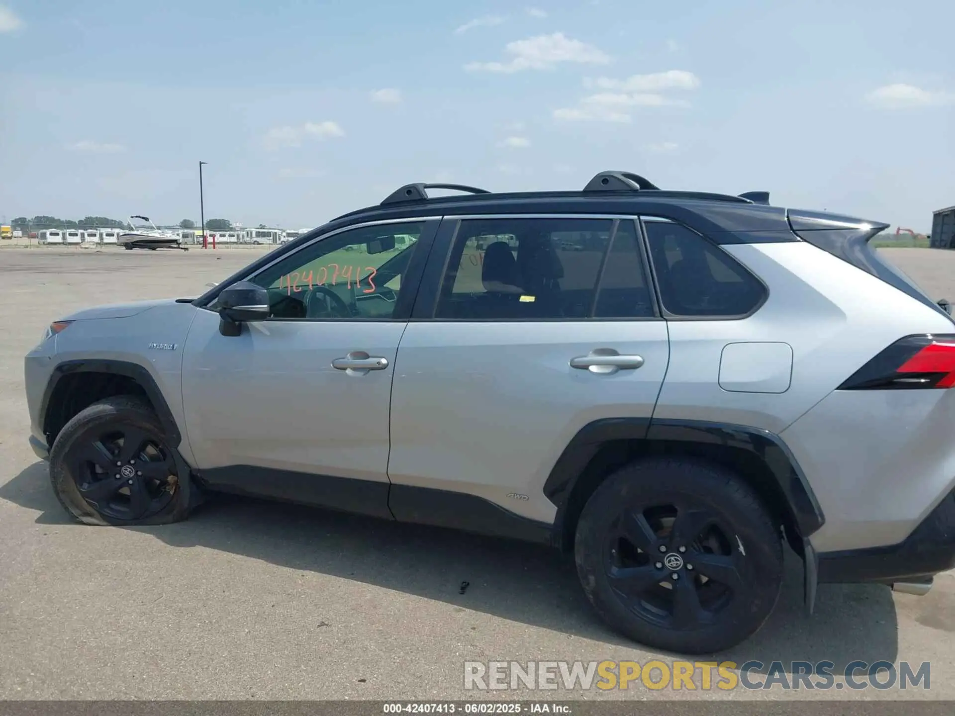 14 Photograph of a damaged car JTMEWRFV8KJ016570 TOYOTA RAV4 HYBRID 2019