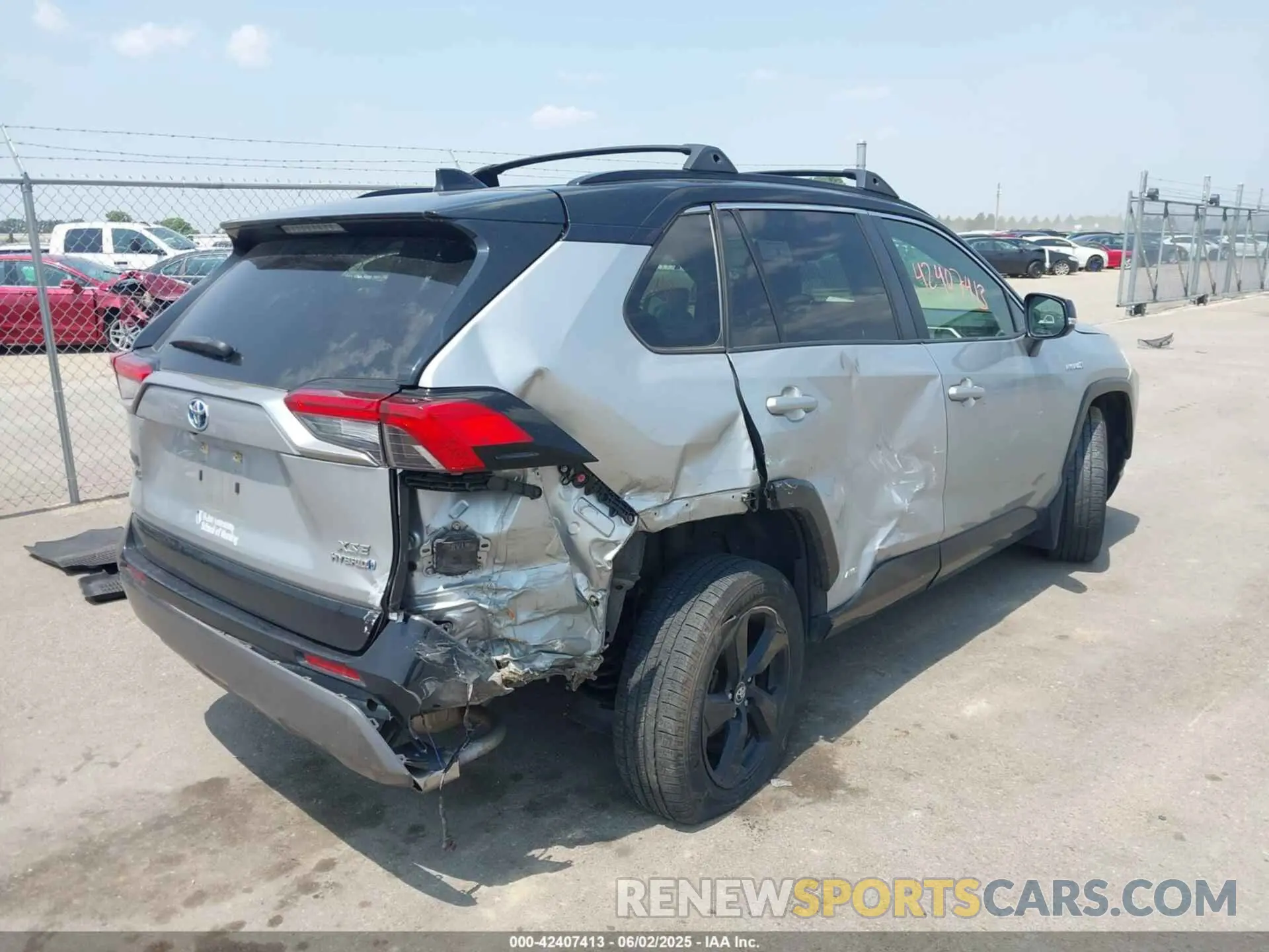4 Photograph of a damaged car JTMEWRFV8KJ016570 TOYOTA RAV4 HYBRID 2019