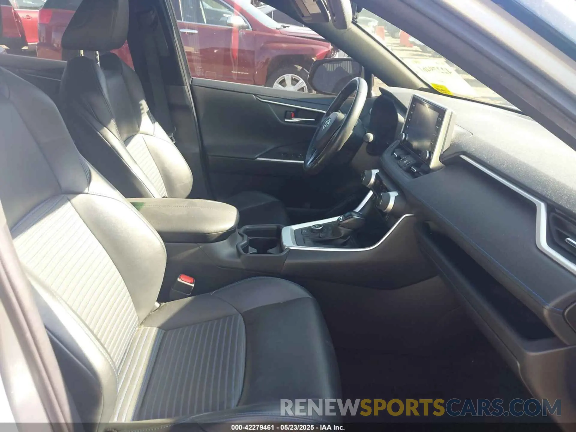 5 Photograph of a damaged car JTMEWRFV9KJ006324 TOYOTA RAV4 HYBRID 2019