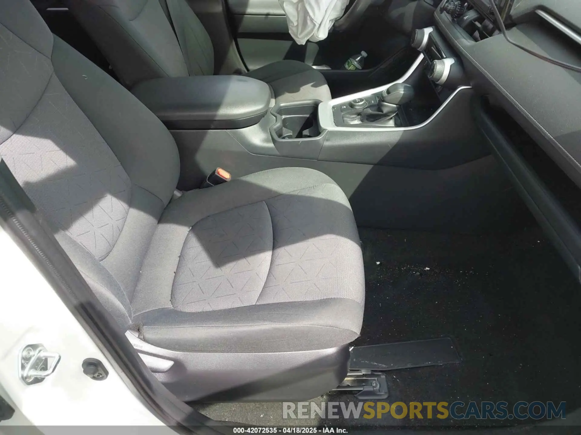 5 Photograph of a damaged car JTMRWRFV2KD022588 TOYOTA RAV4 HYBRID 2019