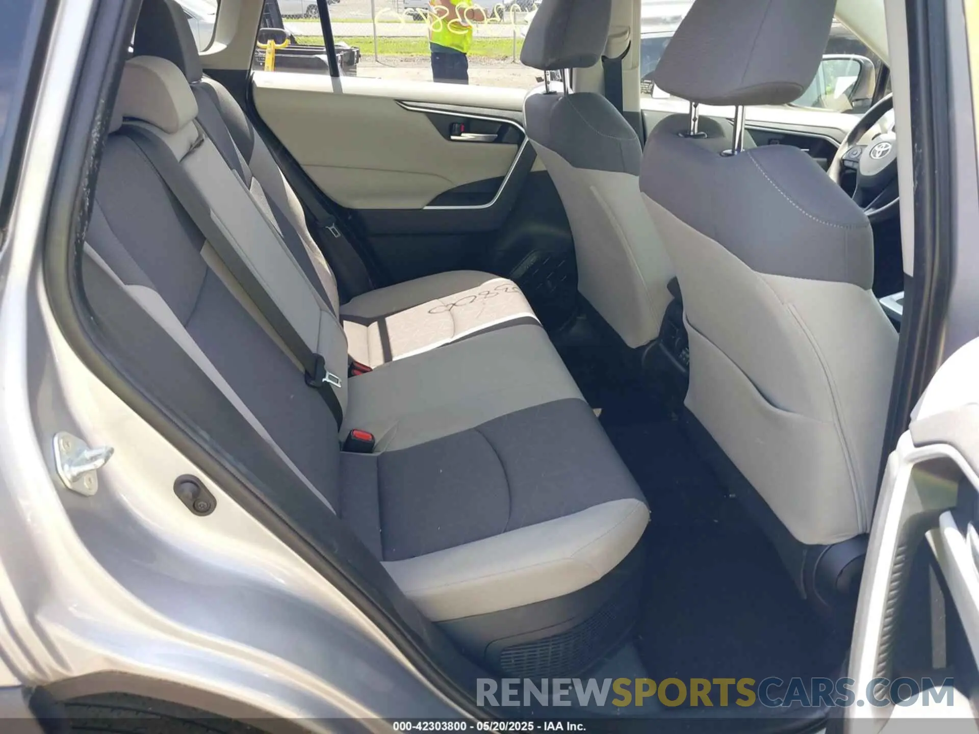 8 Photograph of a damaged car JTMRWRFV4KD023659 TOYOTA RAV4 HYBRID 2019