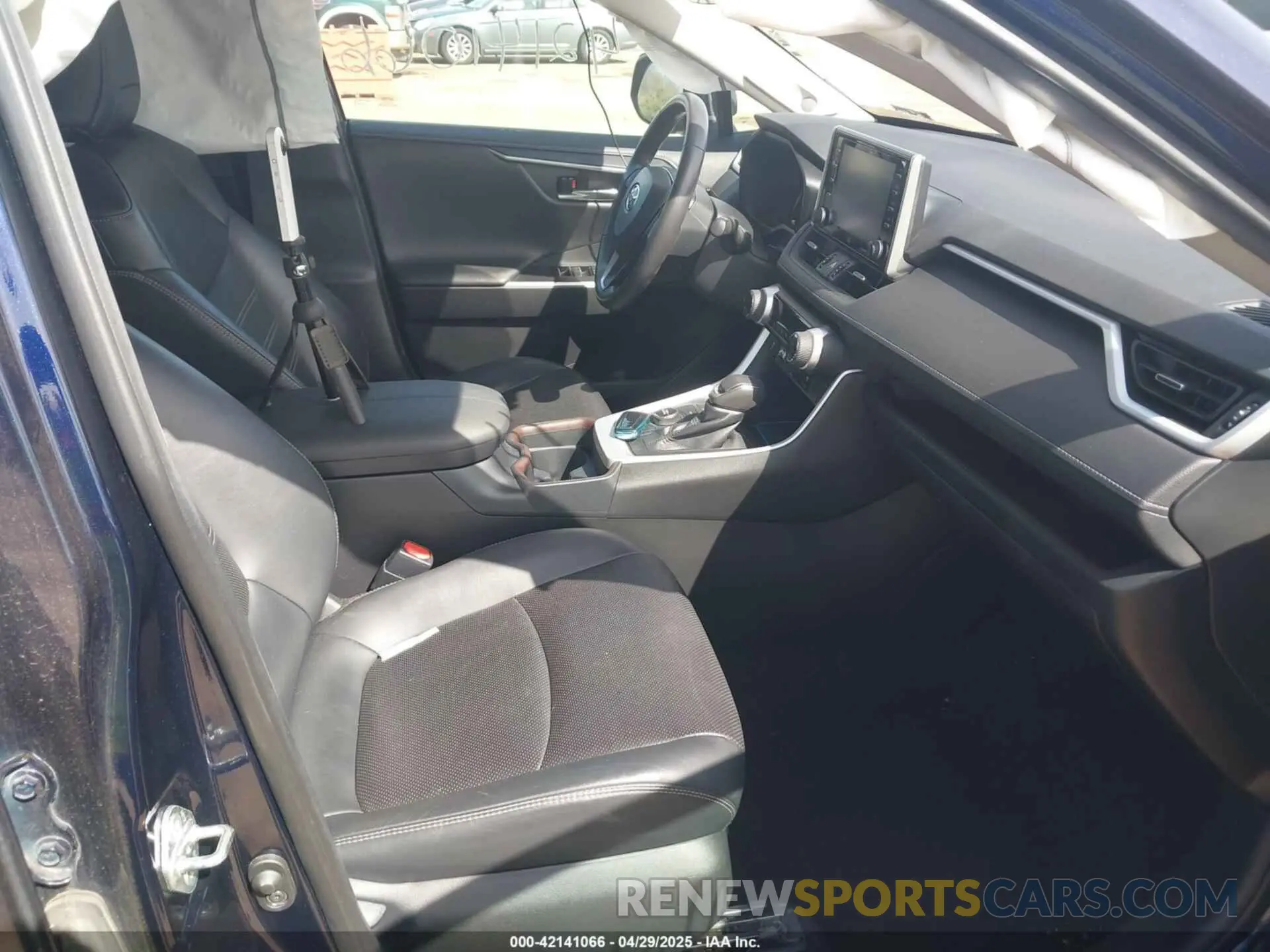 5 Photograph of a damaged car 2T3DWRFV0LW070377 TOYOTA RAV4 HYBRID 2020