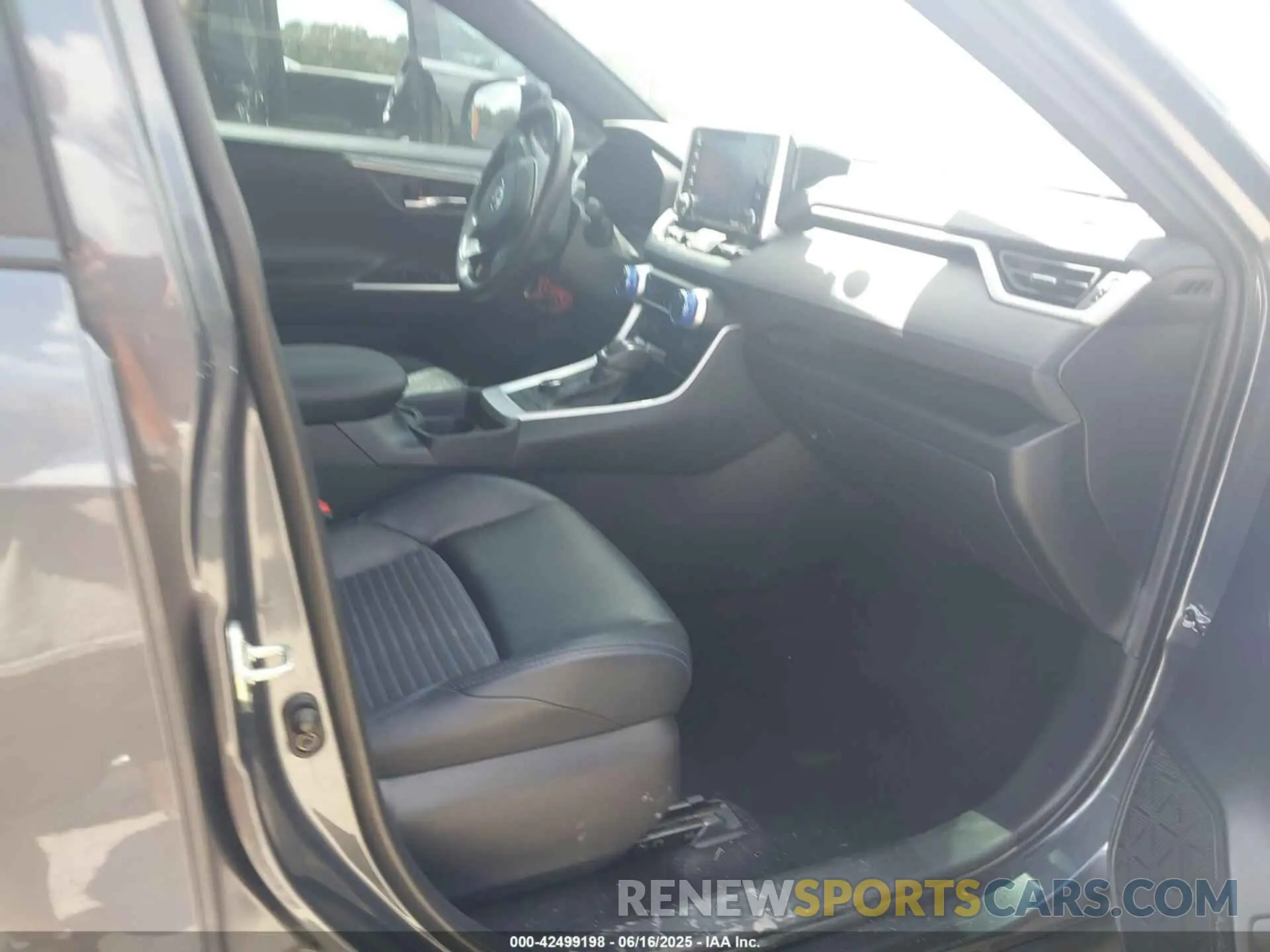 5 Photograph of a damaged car 2T3EWRFV3LW097786 TOYOTA RAV4 HYBRID 2020