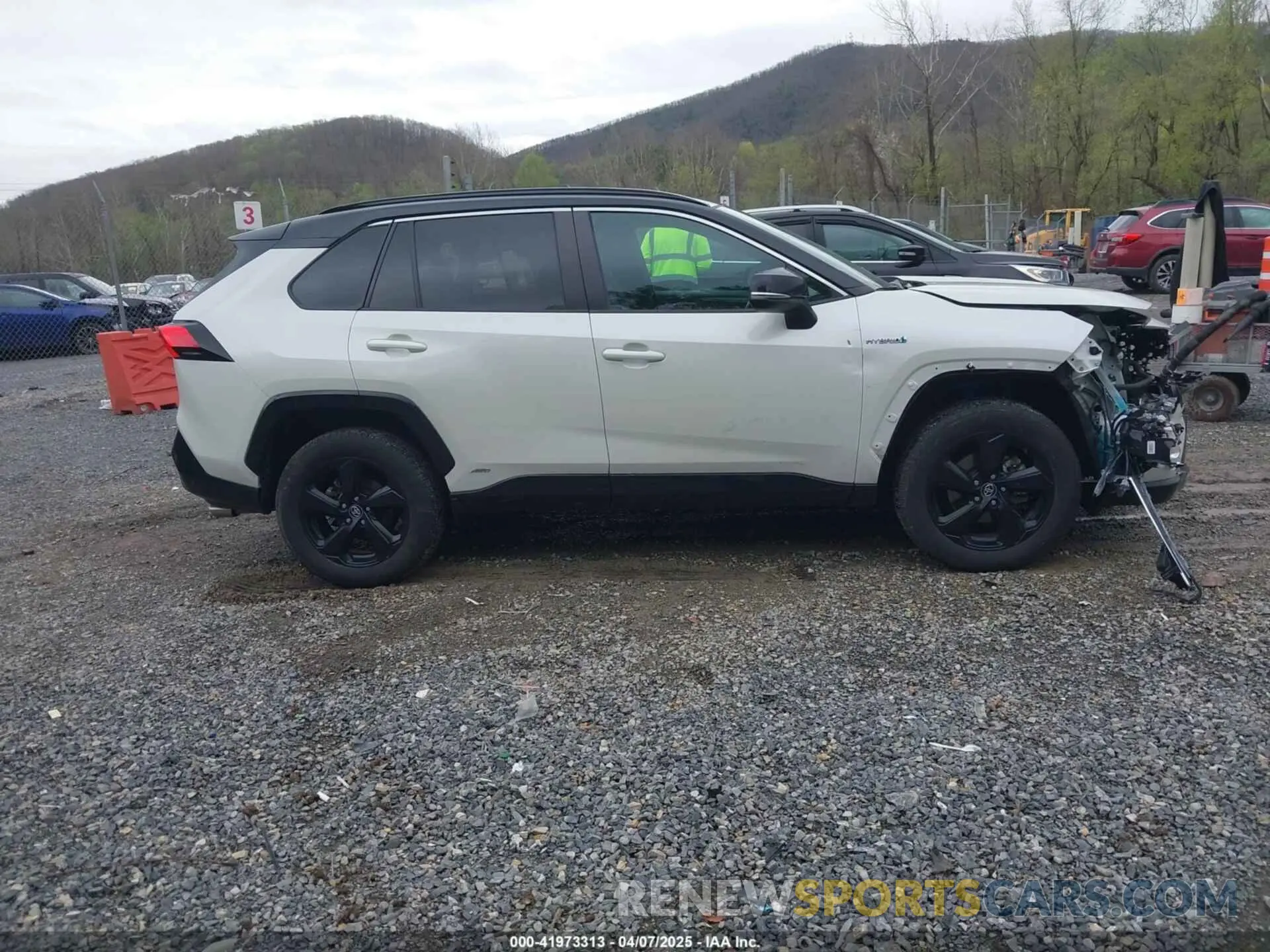 13 Photograph of a damaged car 2T3EWRFV7LW083339 TOYOTA RAV4 HYBRID 2020