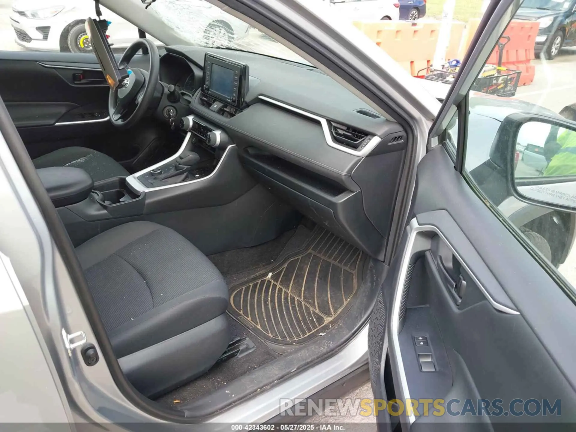 5 Photograph of a damaged car 2T3LWRFV2LW048070 TOYOTA RAV4 HYBRID 2020