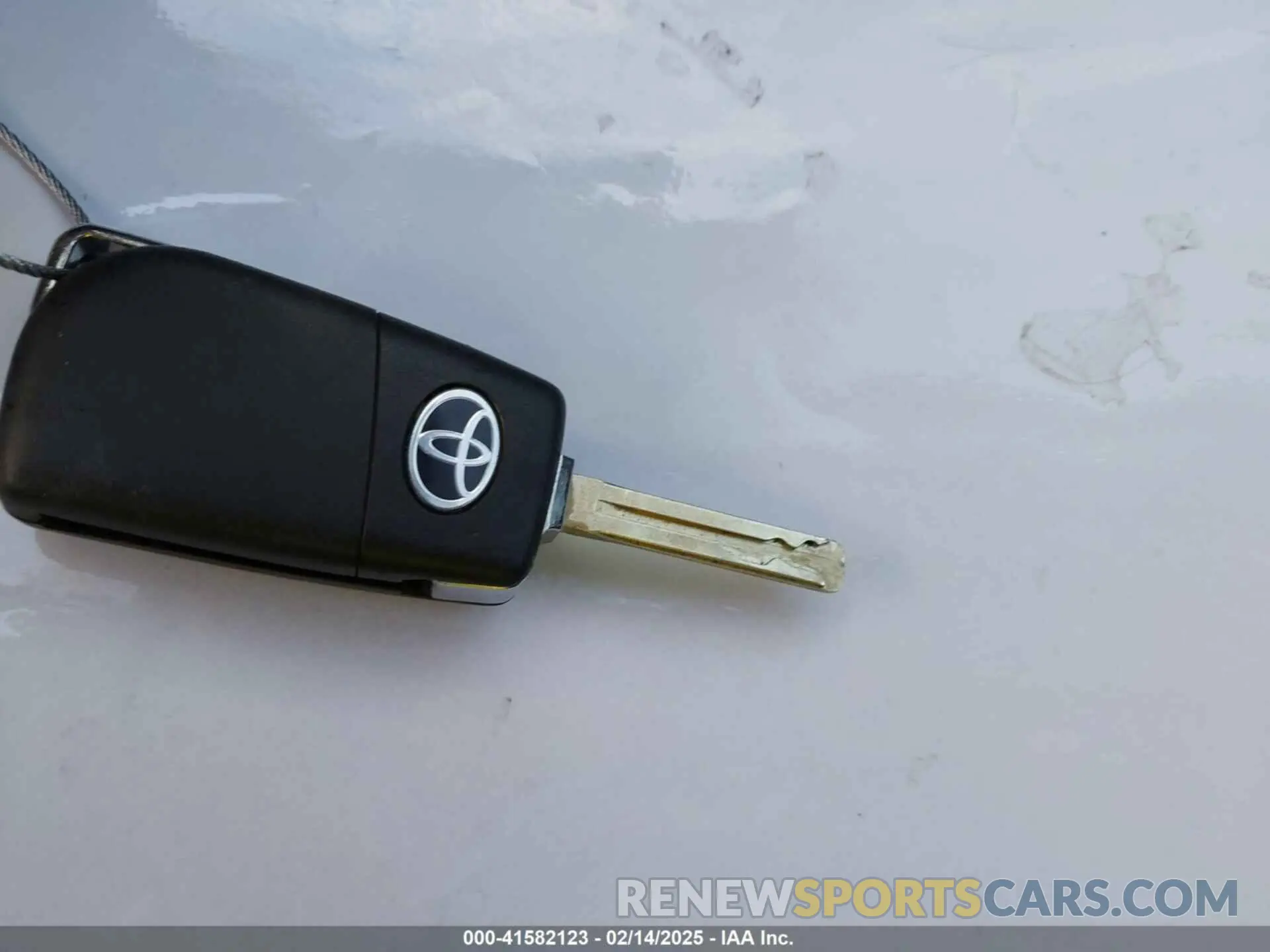 11 Photograph of a damaged car 2T3MWRFV4LW091023 TOYOTA RAV4 HYBRID 2020