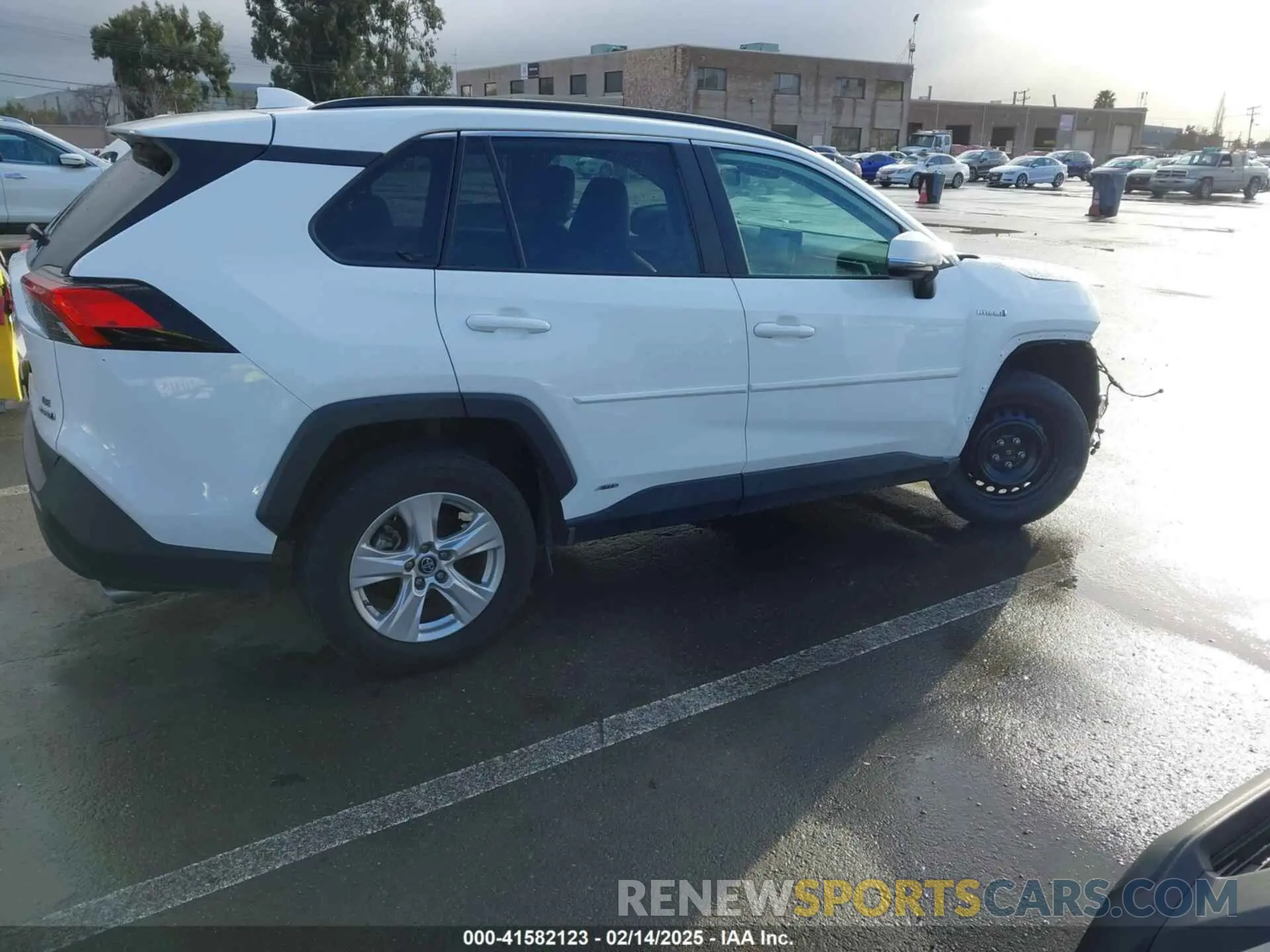 4 Photograph of a damaged car 2T3MWRFV4LW091023 TOYOTA RAV4 HYBRID 2020
