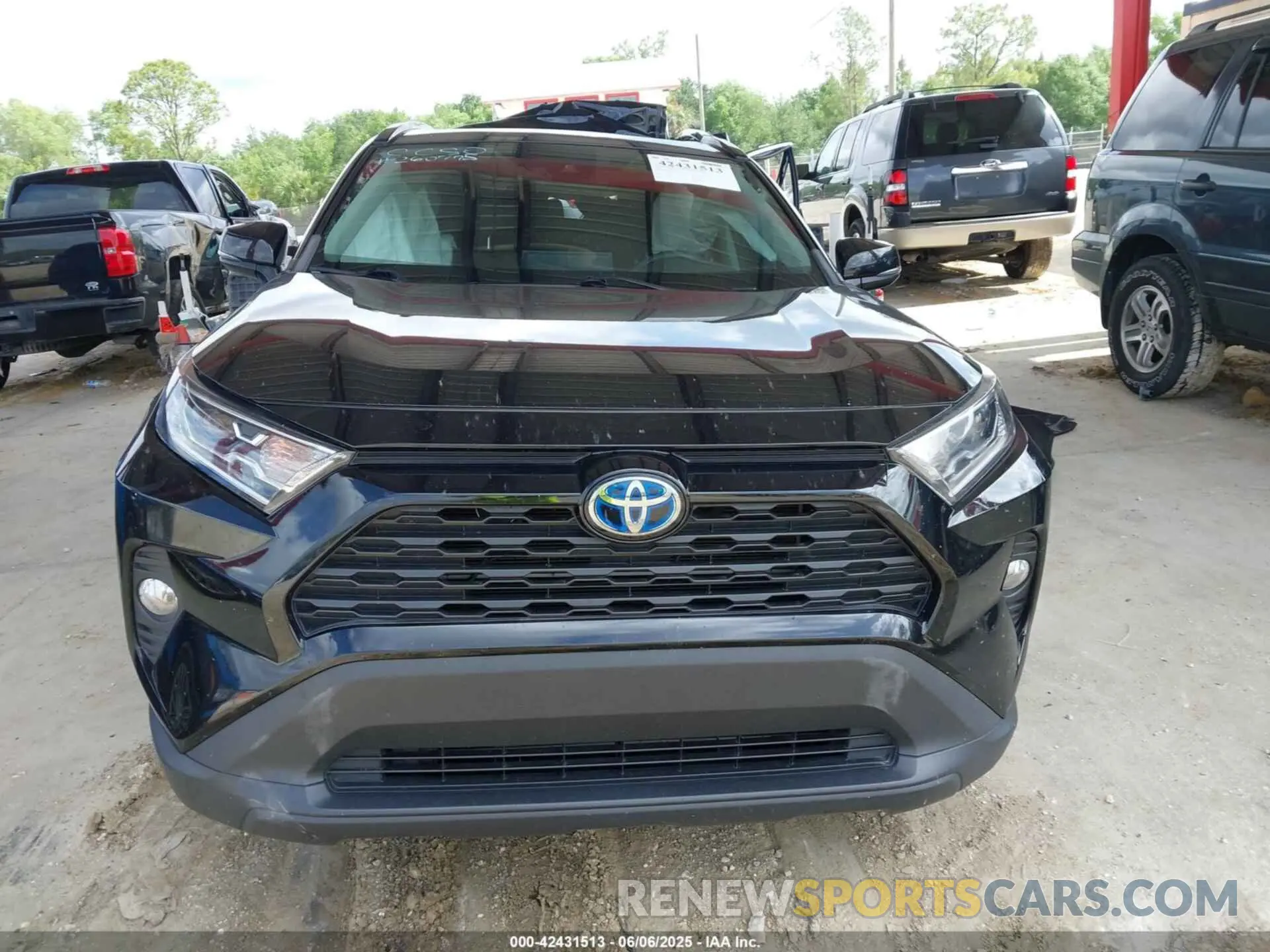 12 Photograph of a damaged car 2T3RWRFV1LW077070 TOYOTA RAV4 HYBRID 2020