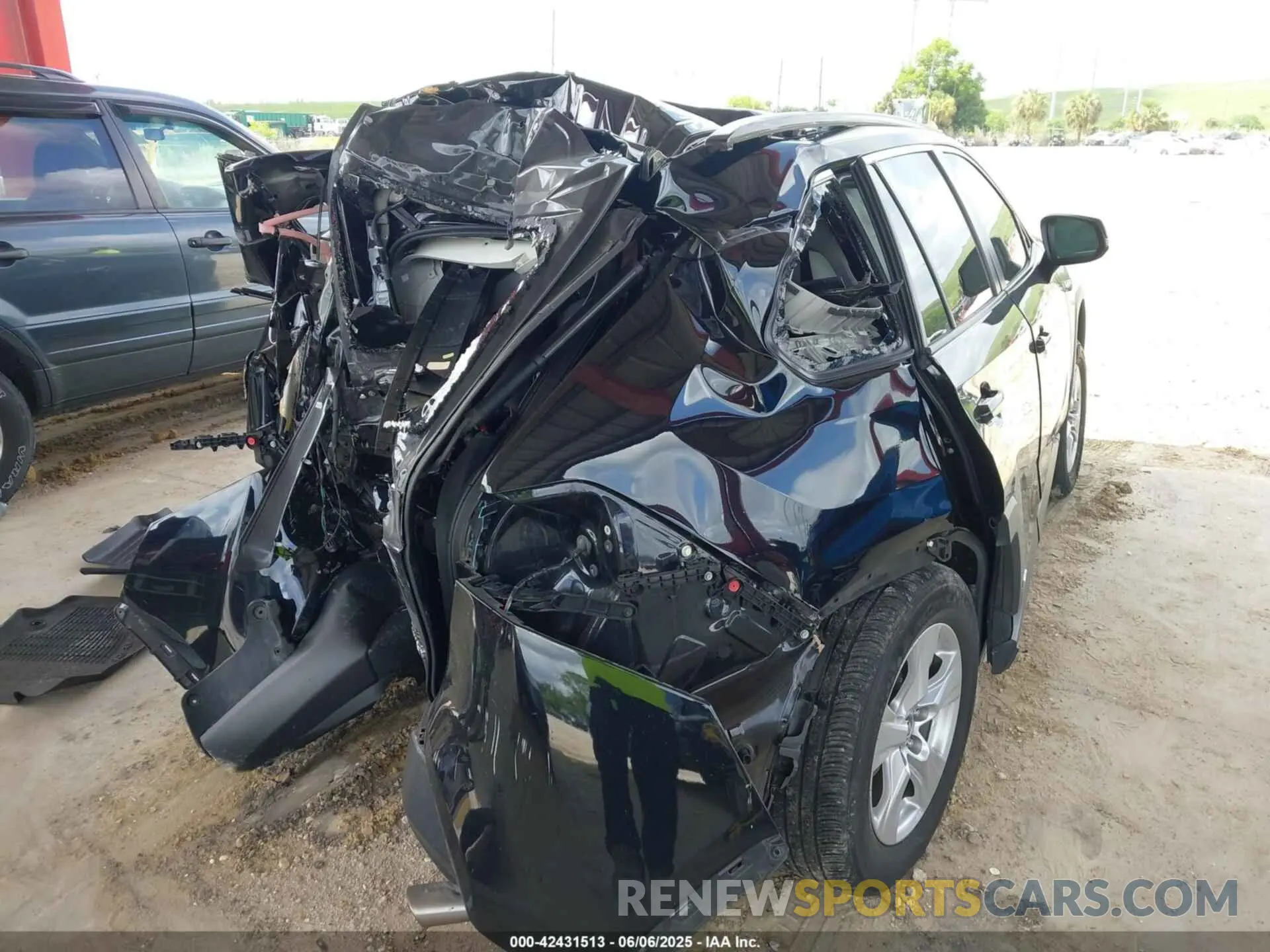 4 Photograph of a damaged car 2T3RWRFV1LW077070 TOYOTA RAV4 HYBRID 2020