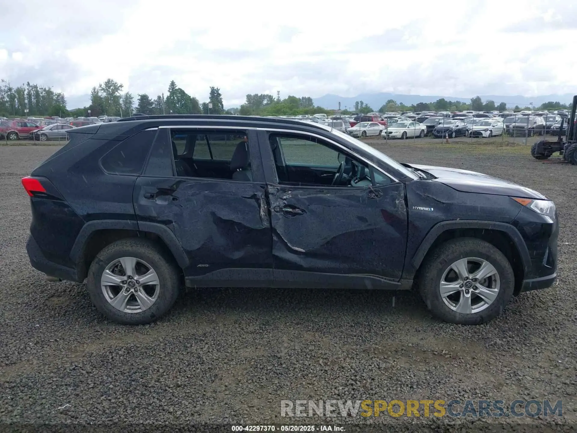13 Photograph of a damaged car 2T3RWRFV3LW064403 TOYOTA RAV4 HYBRID 2020