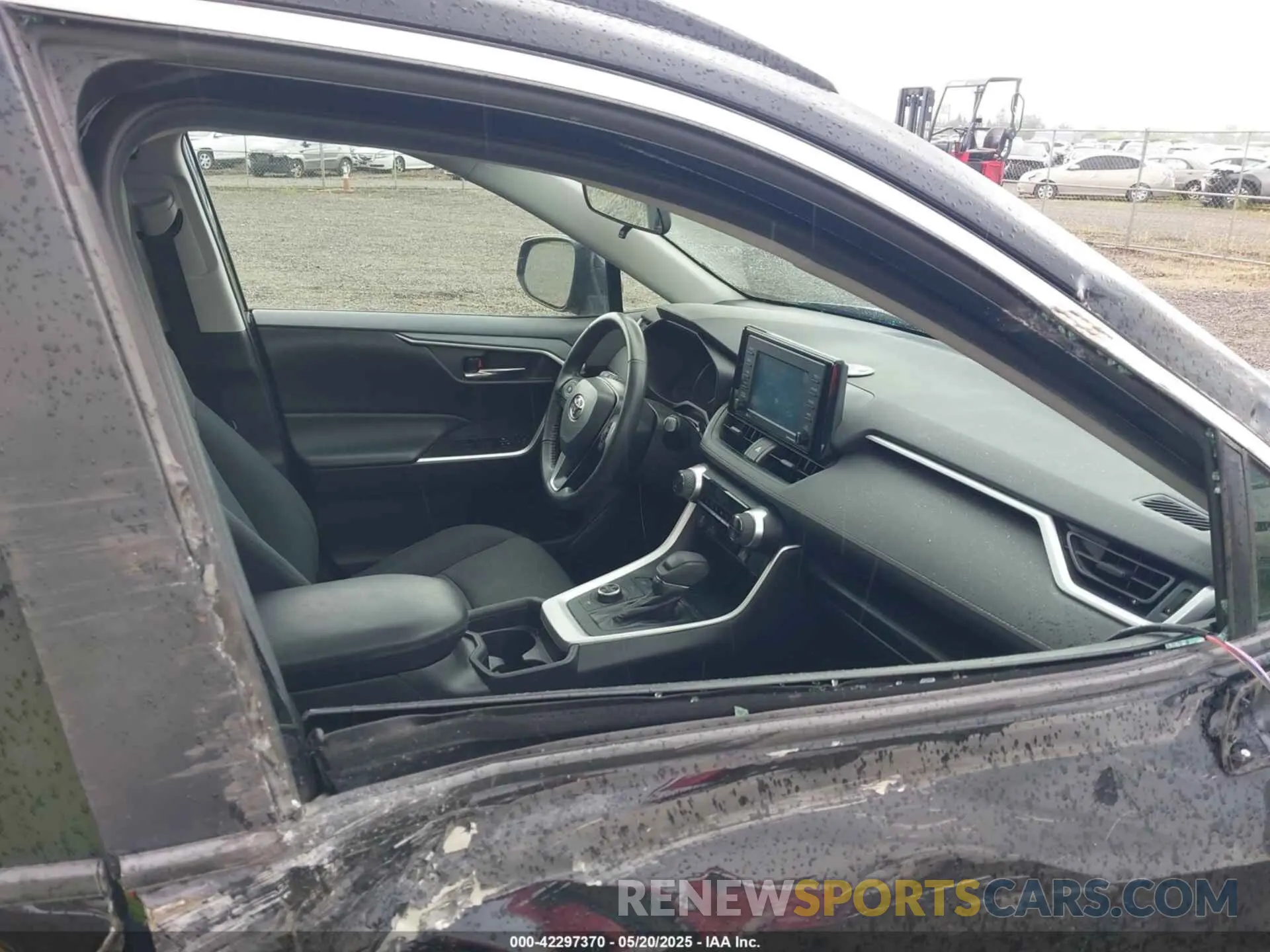 5 Photograph of a damaged car 2T3RWRFV3LW064403 TOYOTA RAV4 HYBRID 2020