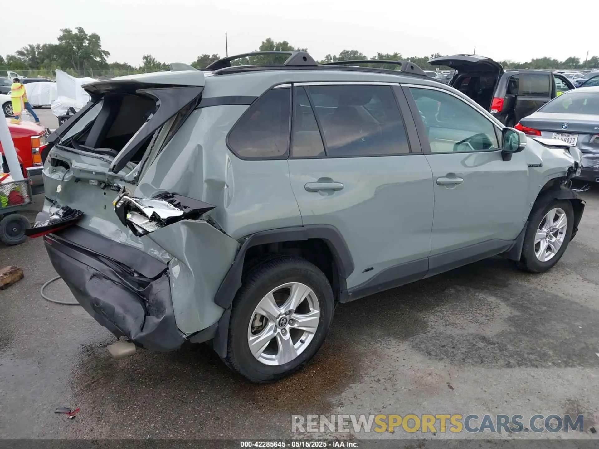4 Photograph of a damaged car 2T3RWRFV3LW077250 TOYOTA RAV4 HYBRID 2020