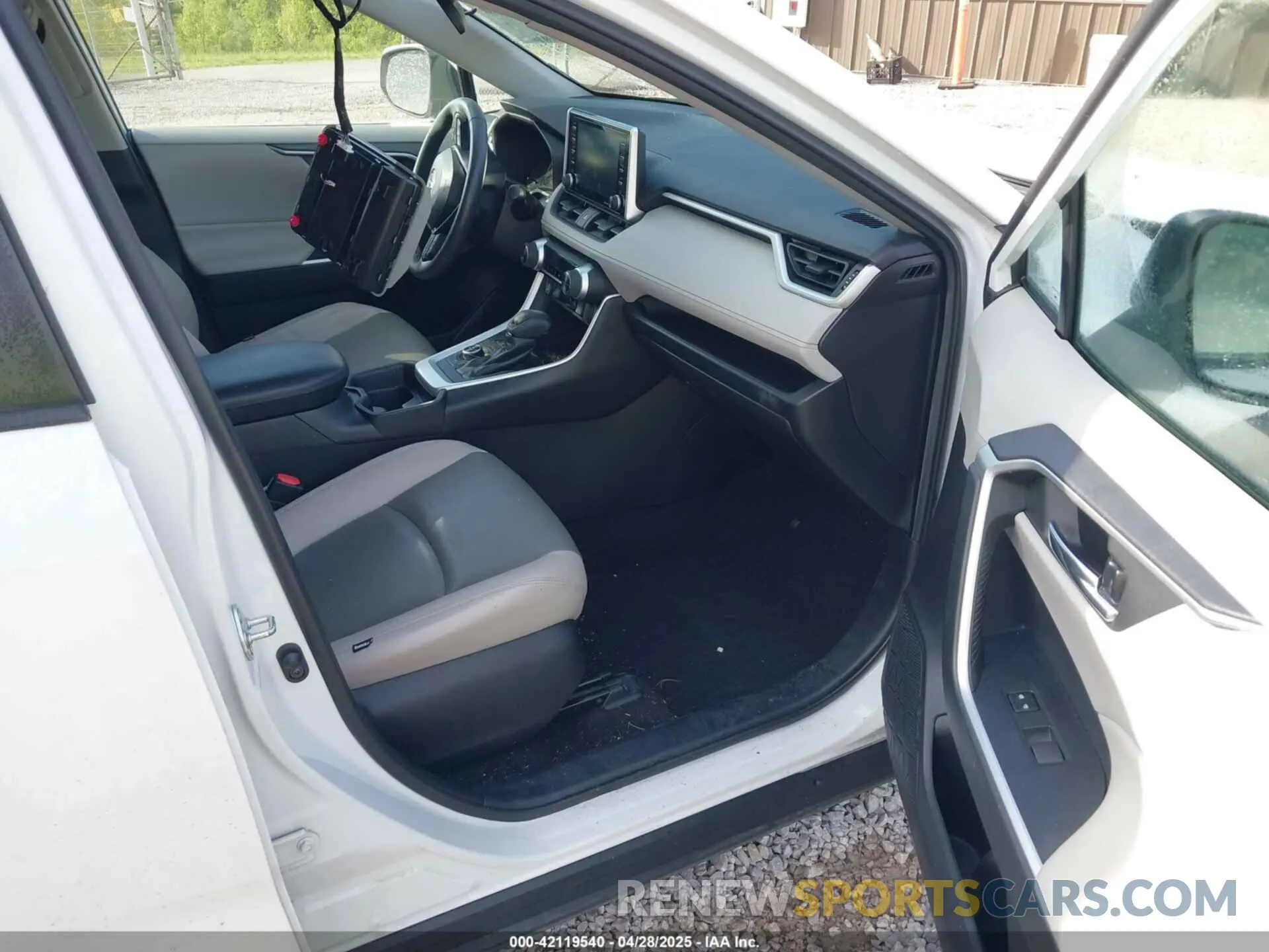 5 Photograph of a damaged car 2T3RWRFV4LW064880 TOYOTA RAV4 HYBRID 2020