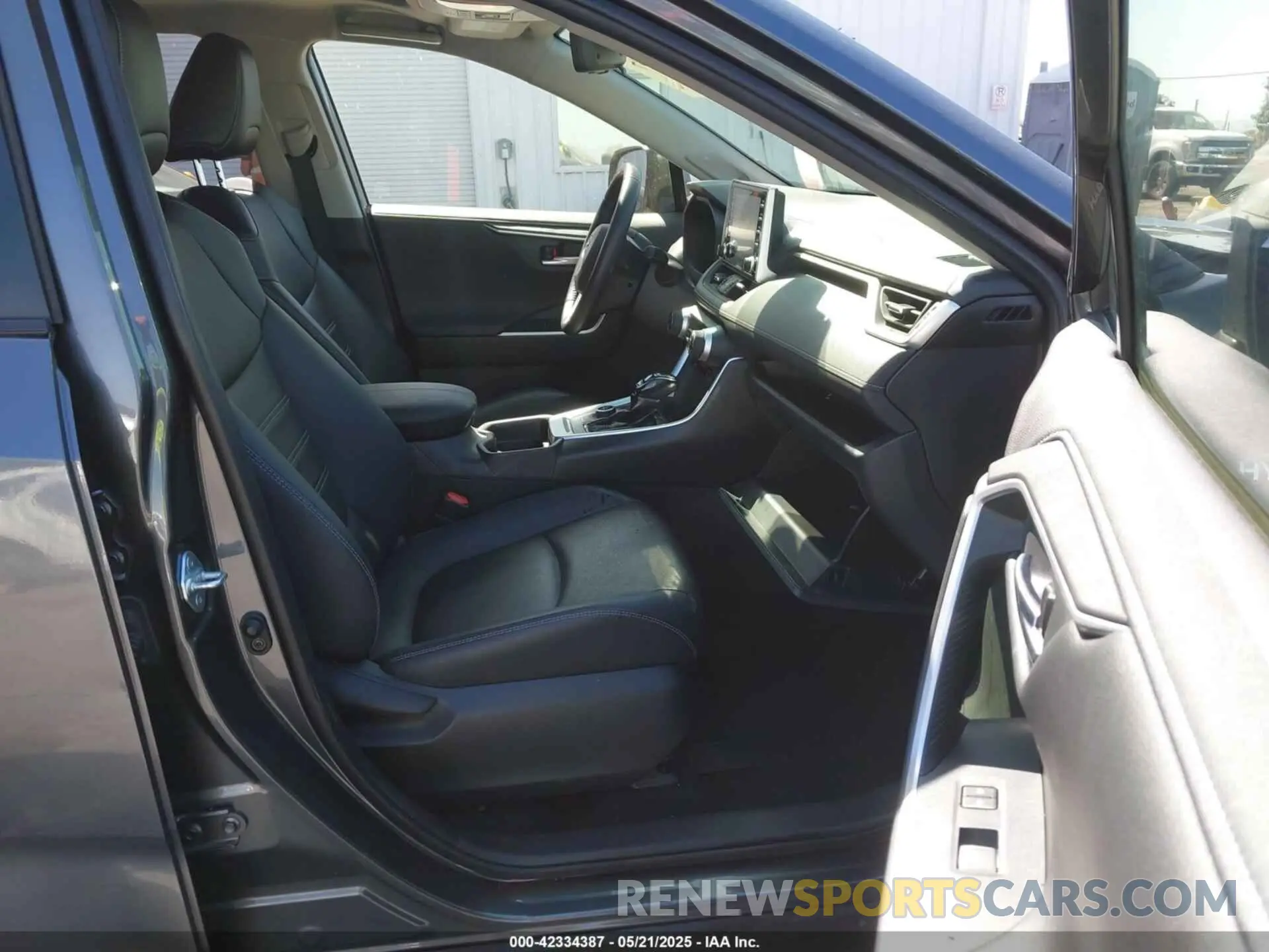 5 Photograph of a damaged car JTMD6RFV5LD006199 TOYOTA RAV4 HYBRID 2020
