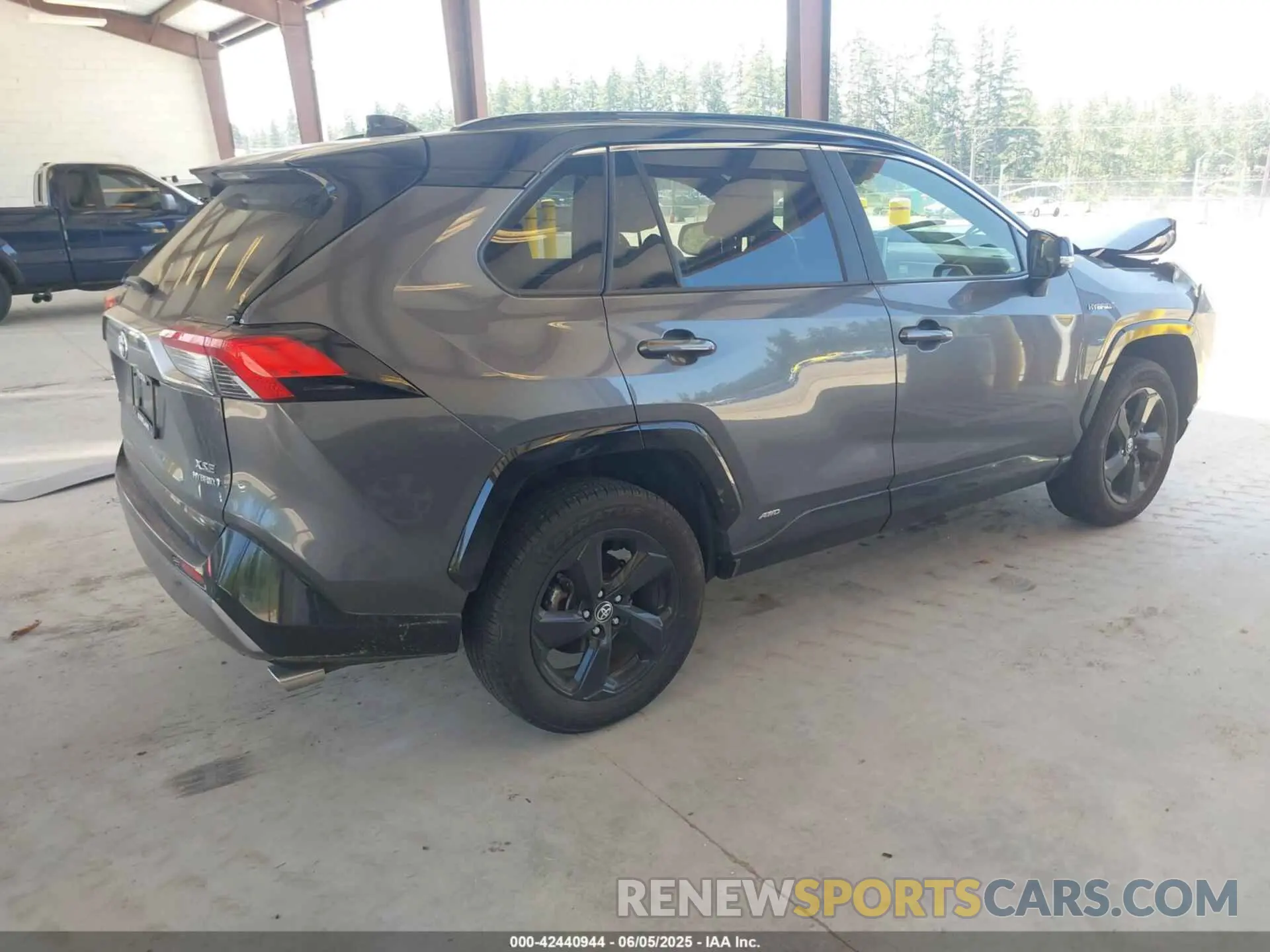4 Photograph of a damaged car JTMEWRFV2LD531631 TOYOTA RAV4 HYBRID 2020
