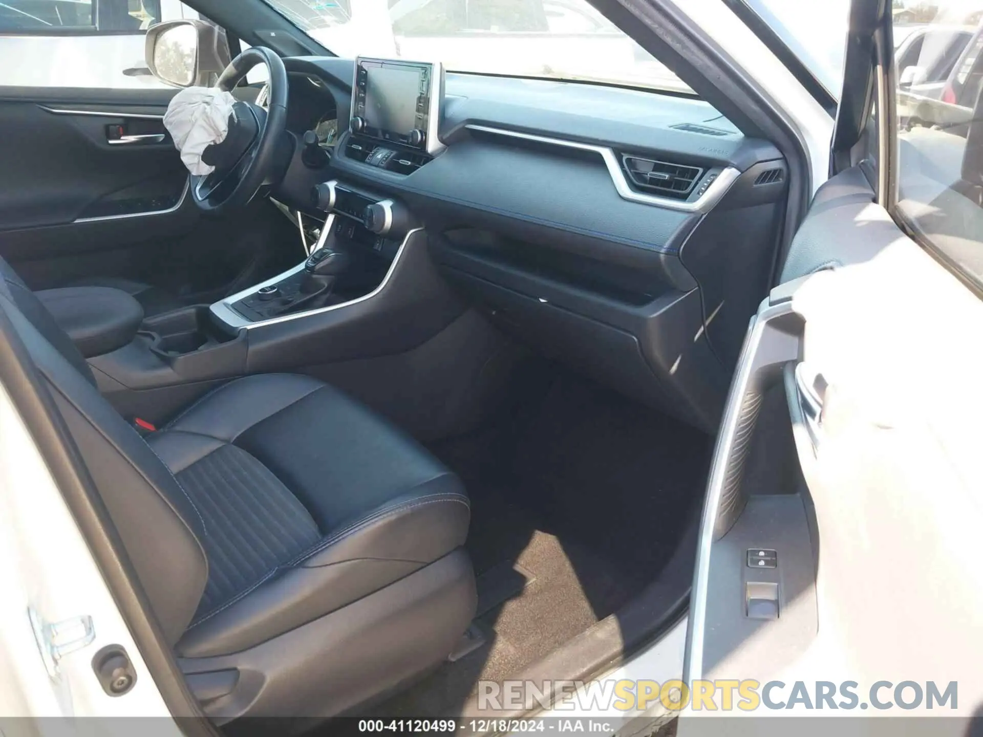 5 Photograph of a damaged car JTMEWRFV2LJ044138 TOYOTA RAV4 HYBRID 2020