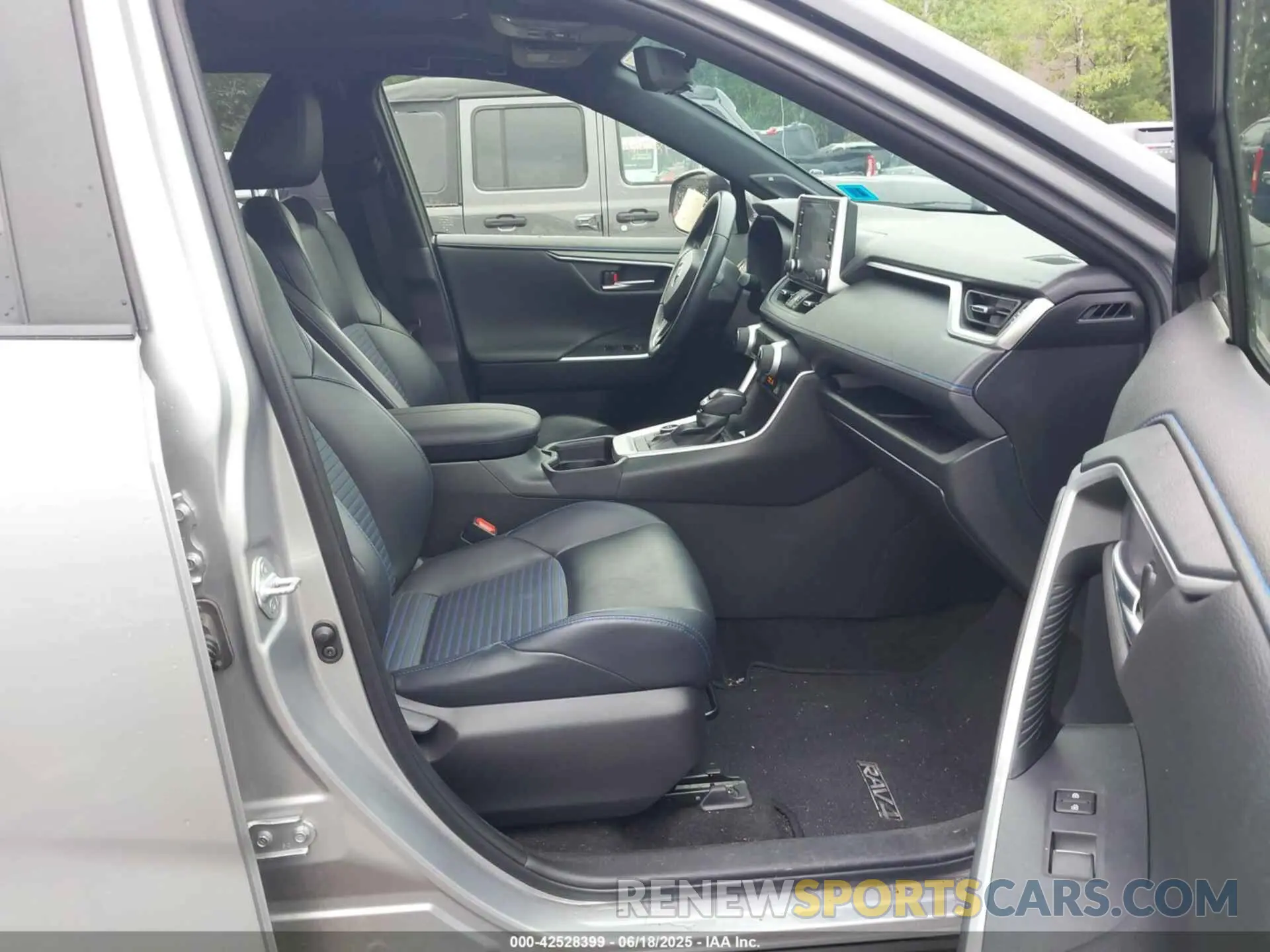 5 Photograph of a damaged car JTMEWRFVXLJ038250 TOYOTA RAV4 HYBRID 2020