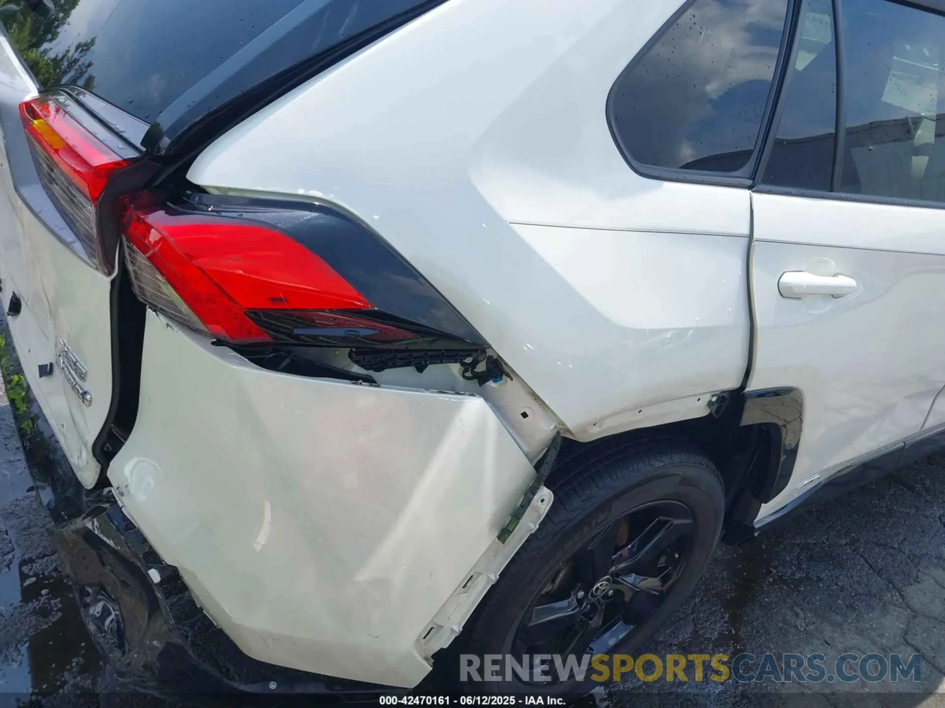 18 Photograph of a damaged car 2T3E6RFV1MW027642 TOYOTA RAV4 HYBRID 2021