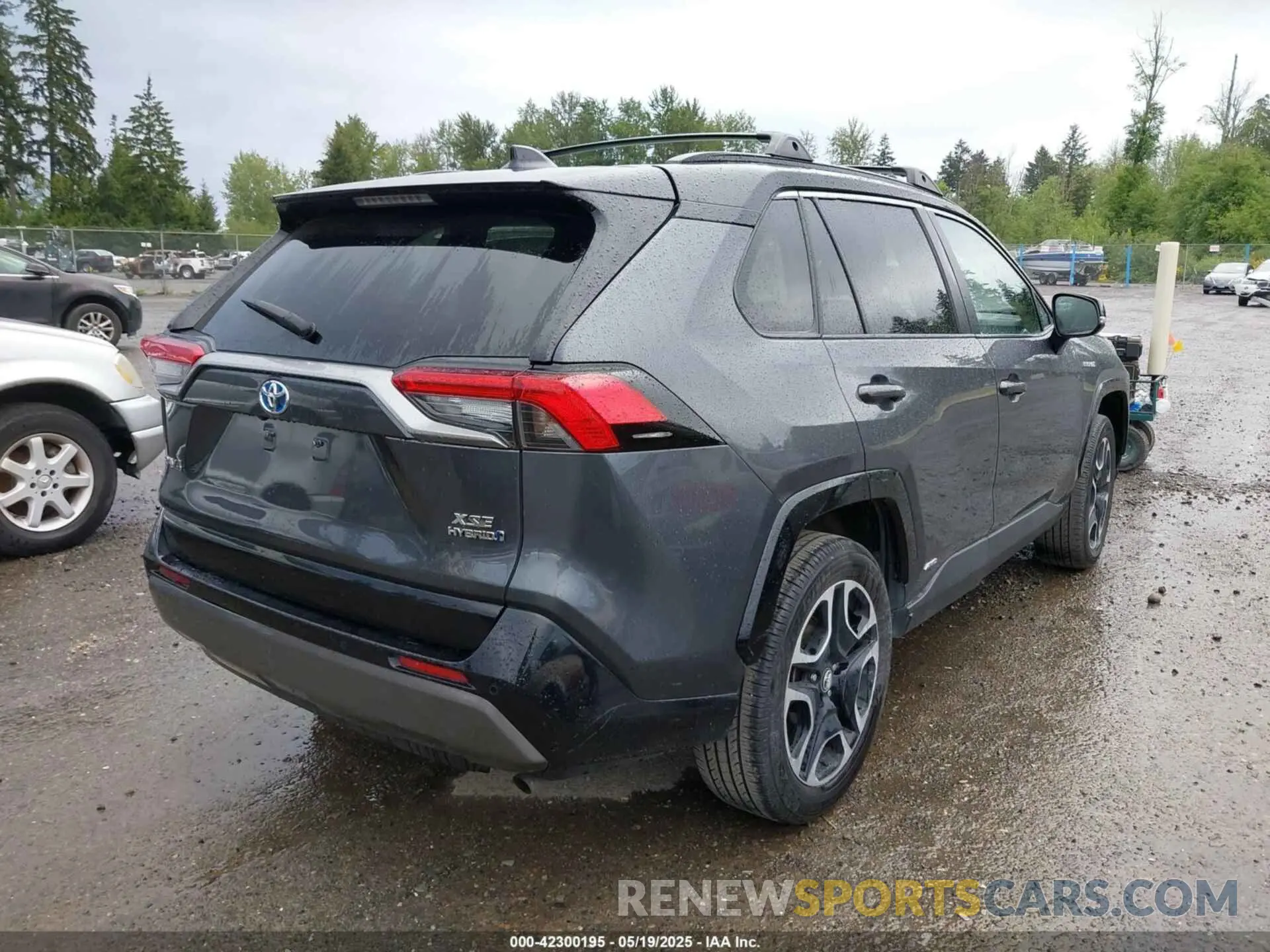 4 Photograph of a damaged car 2T3E6RFV4MW004081 TOYOTA RAV4 HYBRID 2021