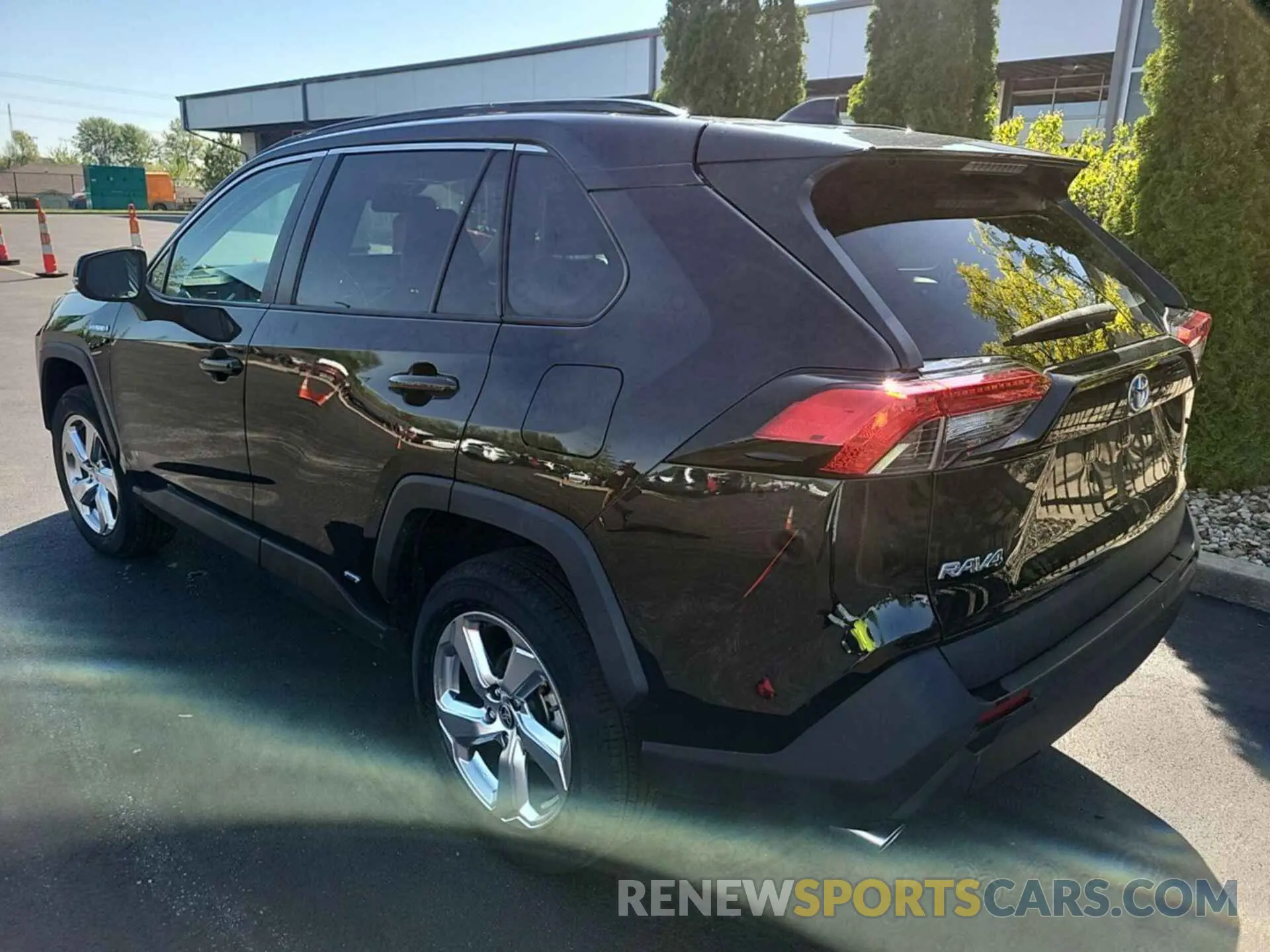 18 Photograph of a damaged car 4T3B6RFV3MU034076 TOYOTA RAV4 HYBRID 2021
