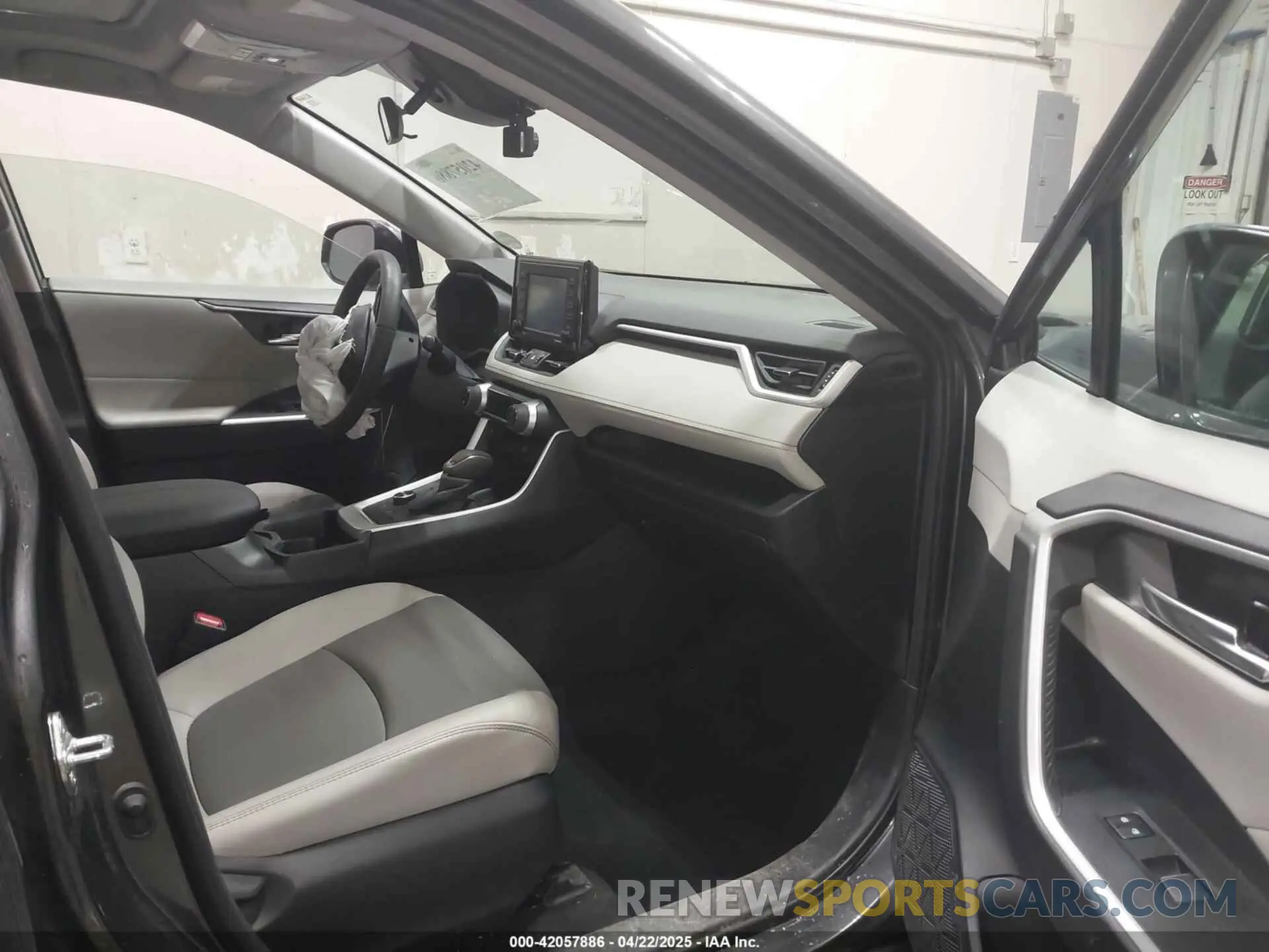 5 Photograph of a damaged car 4T3B6RFV4MU006402 TOYOTA RAV4 HYBRID 2021