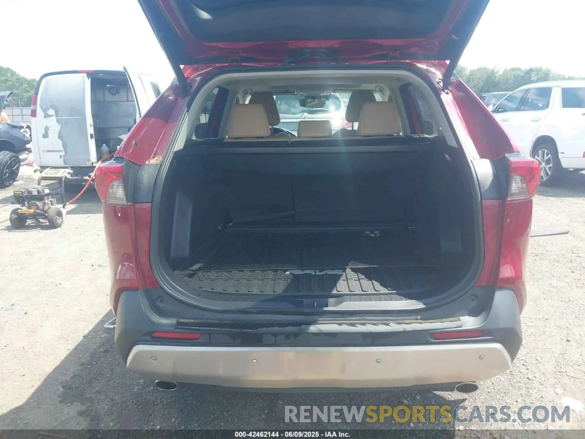 18 Photograph of a damaged car 4T3B6RFV4MU063117 TOYOTA RAV4 HYBRID 2021