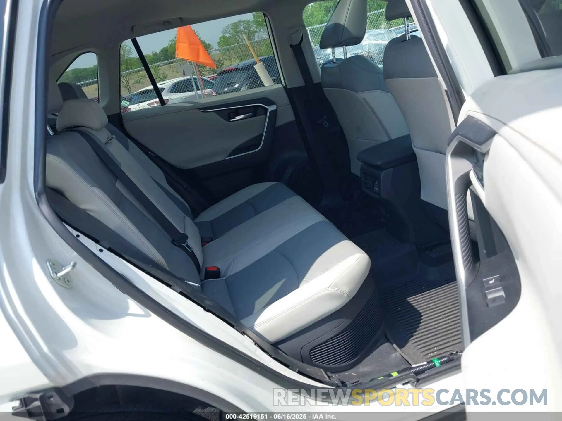 8 Photograph of a damaged car 4T3D6RFV3MU059620 TOYOTA RAV4 HYBRID 2021