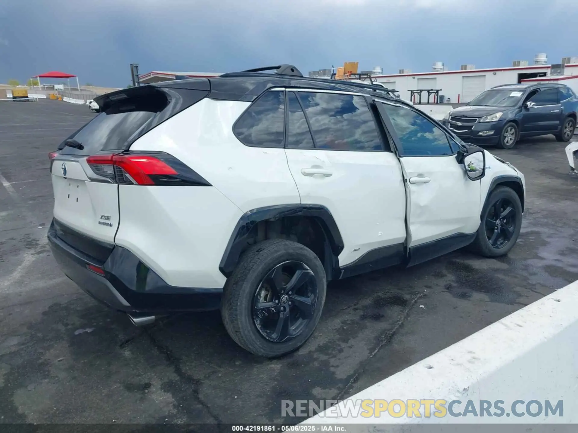 4 Photograph of a damaged car 4T3E6RFV3MU048055 TOYOTA RAV4 HYBRID 2021
