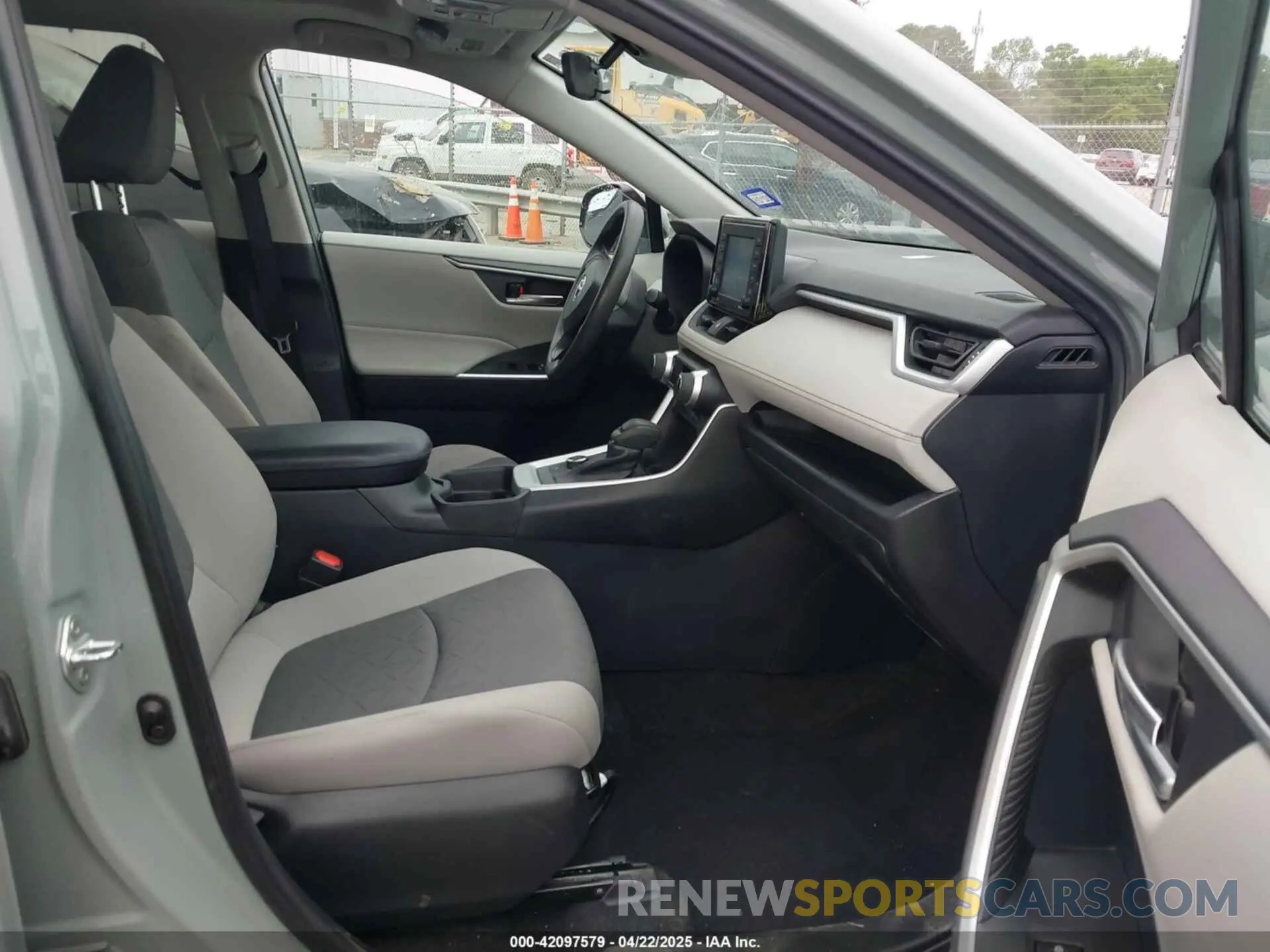 5 Photograph of a damaged car 4T3R6RFV7MU028568 TOYOTA RAV4 HYBRID 2021