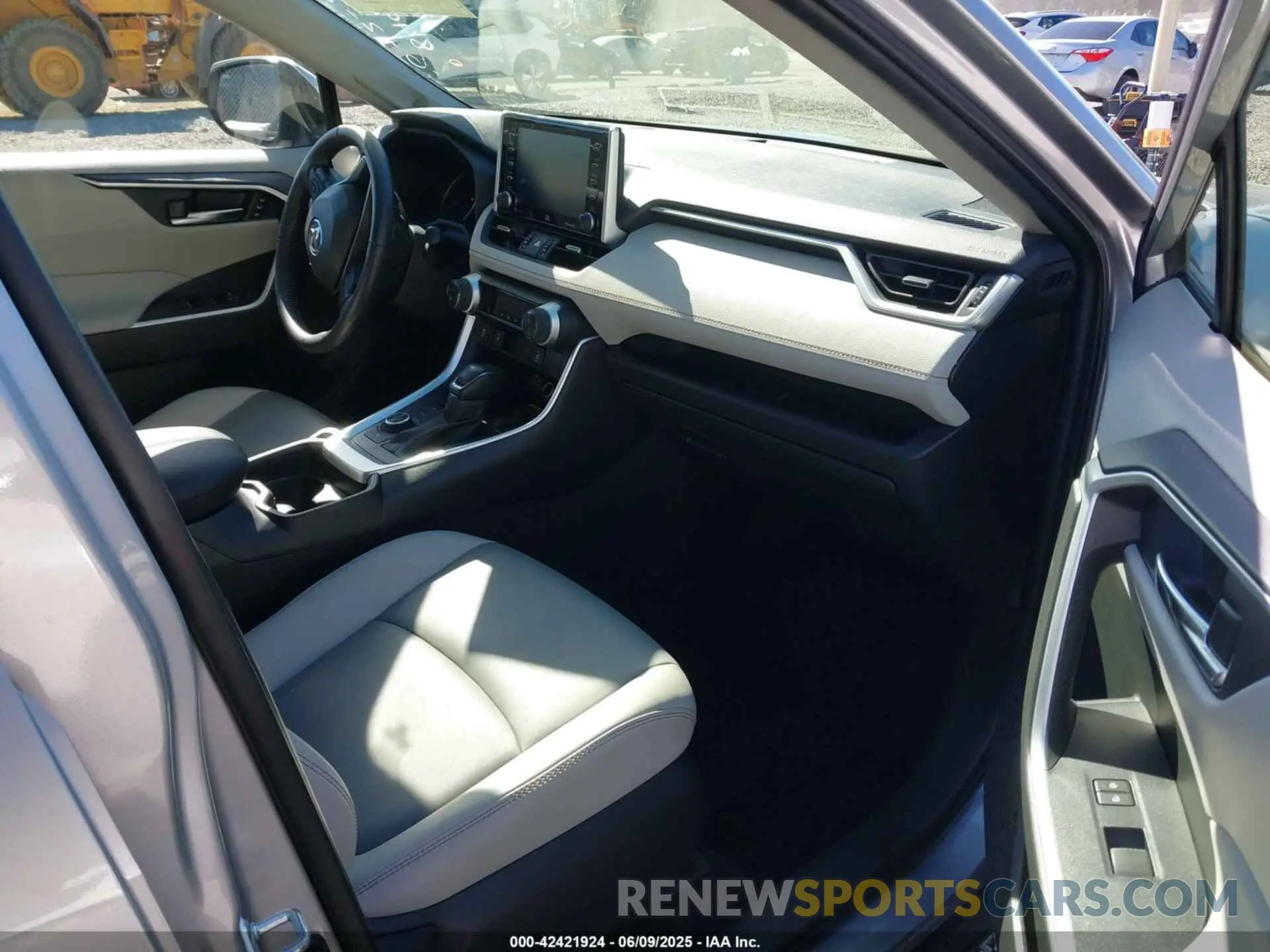 5 Photograph of a damaged car JTMB6RFV9MD020437 TOYOTA RAV4 HYBRID 2021