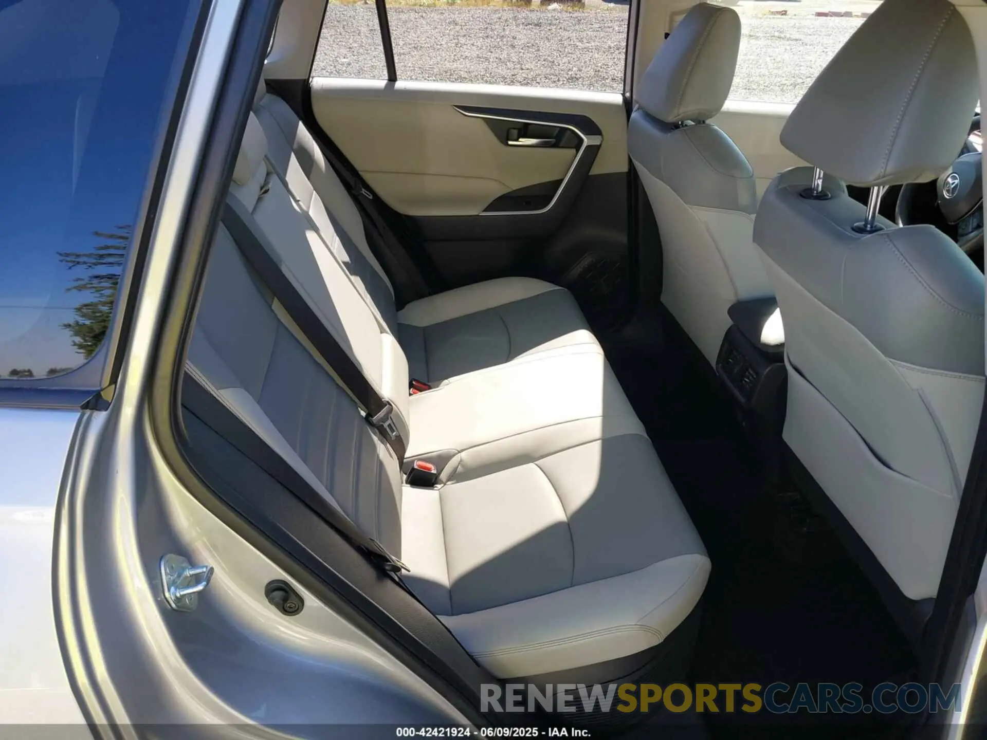 8 Photograph of a damaged car JTMB6RFV9MD020437 TOYOTA RAV4 HYBRID 2021
