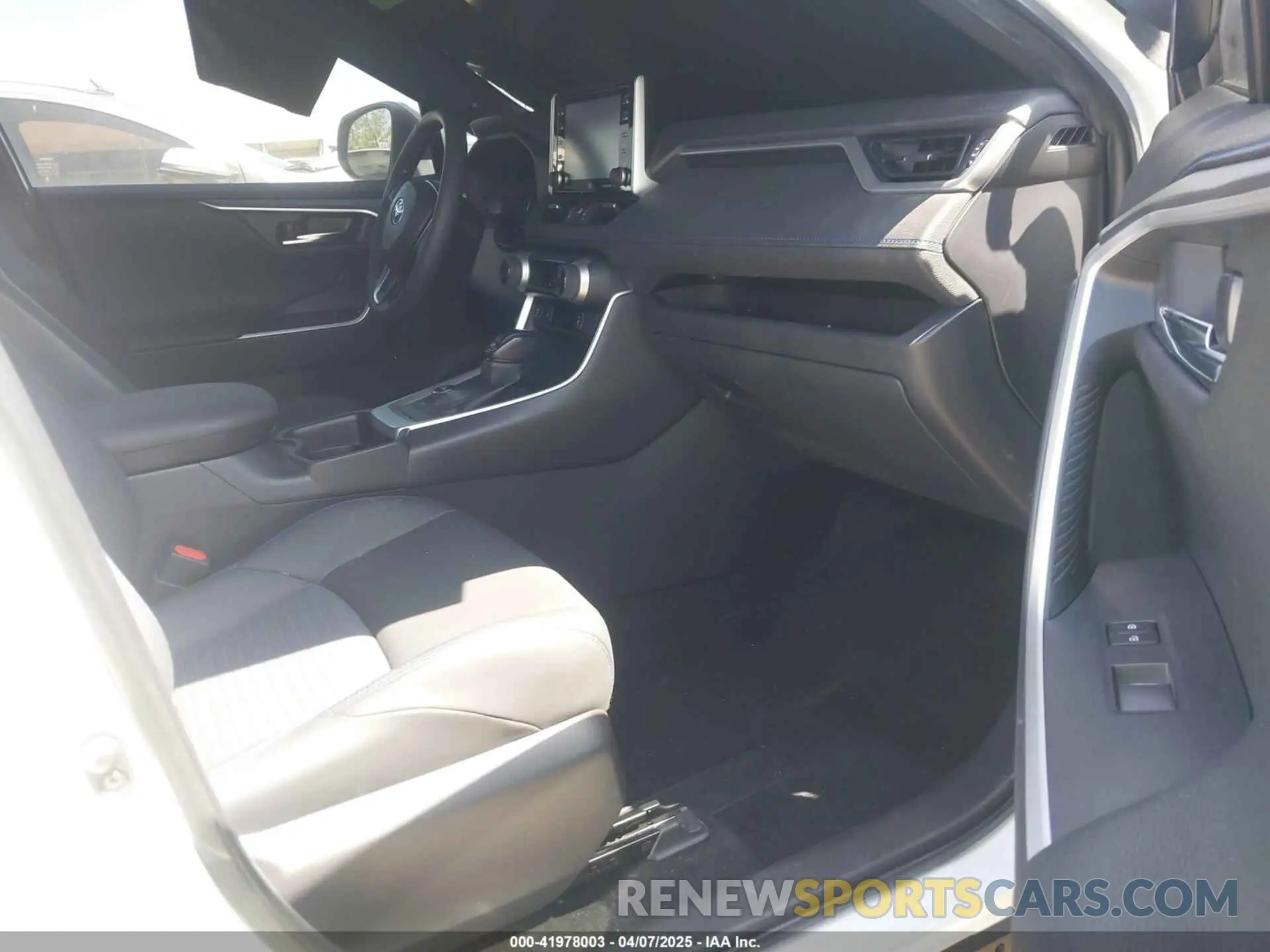 5 Photograph of a damaged car JTME6RFV2MD515379 TOYOTA RAV4 HYBRID 2021